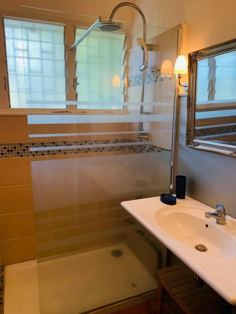 MARINA , 2mn à PIEDS PLAGE BOUCAN CANOT