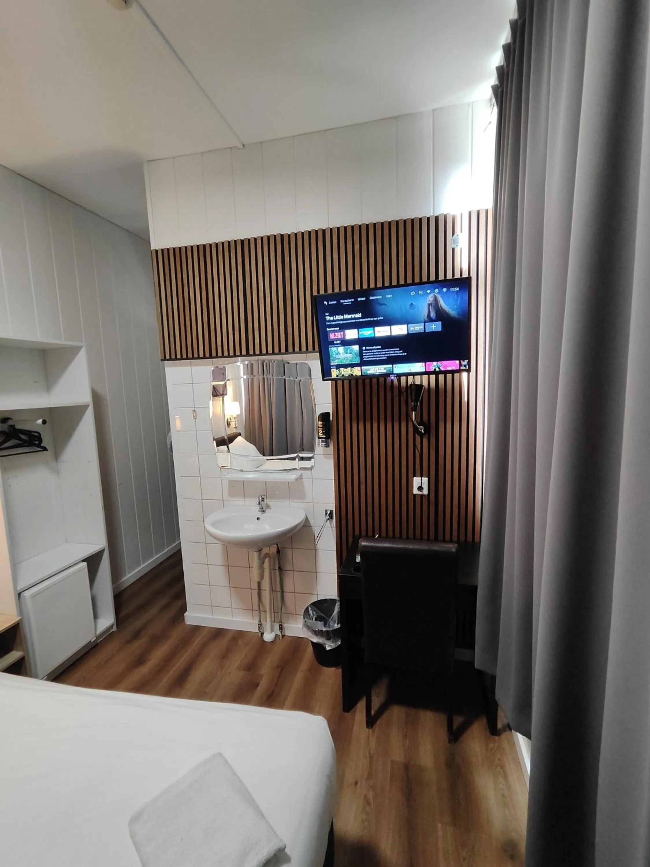 Photo of the whole room in Hotel Holland Lodge