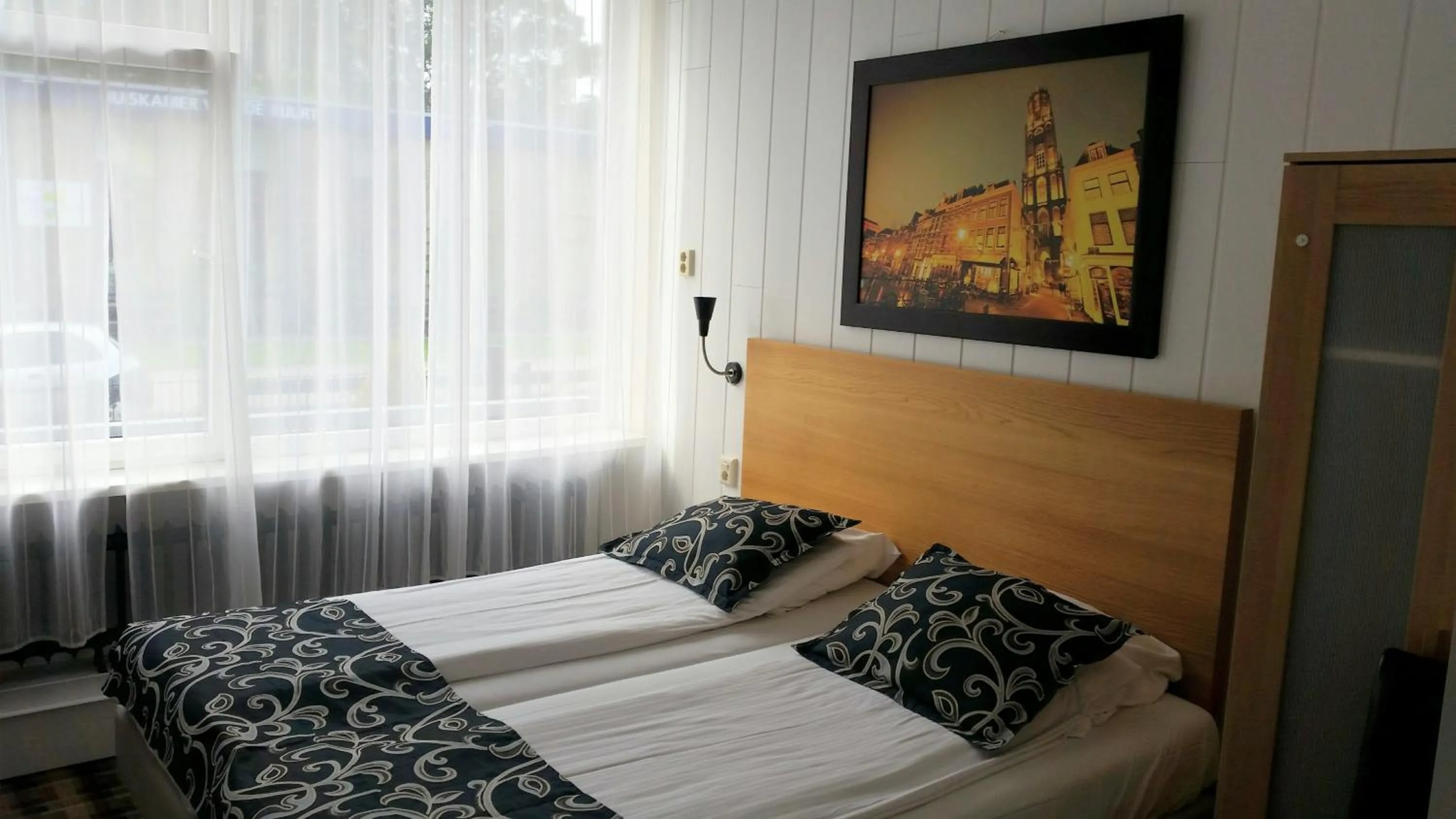 Photo of the whole room in Hotel Holland Lodge