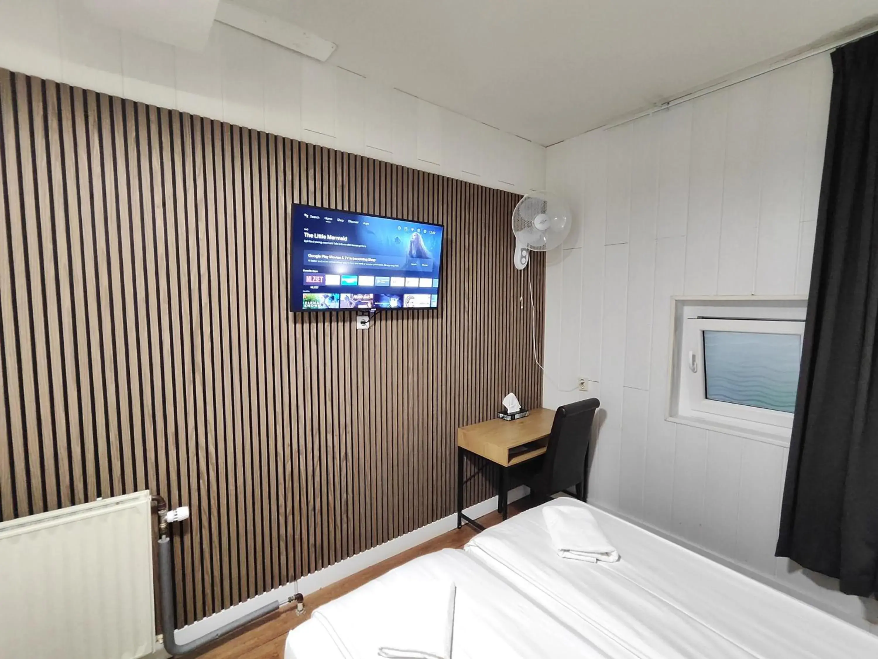 Budget Twin Room without Window in Hotel Holland Lodge Budget Twin Room without Window in Hotel Holland Lodge