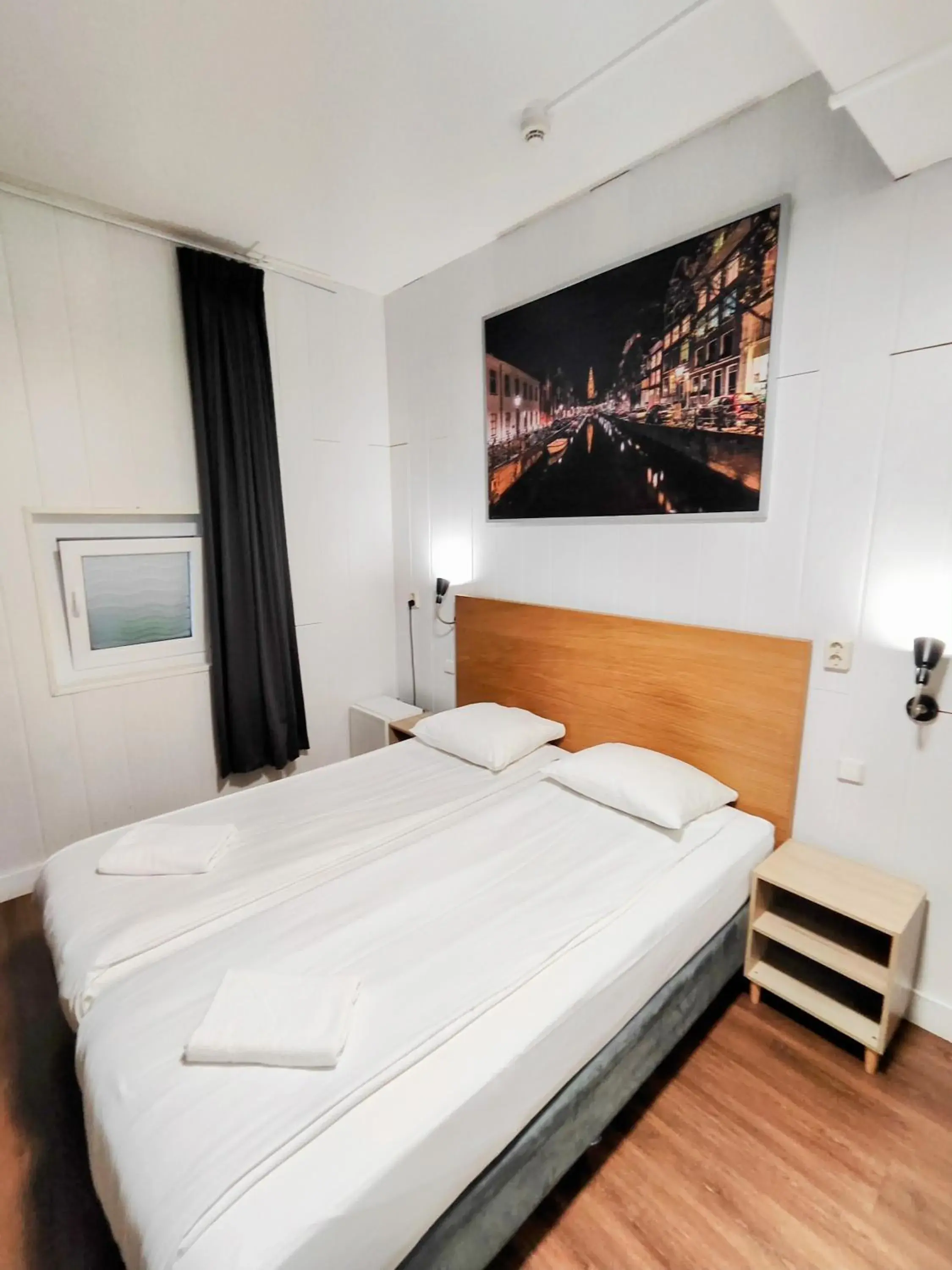 Budget Twin Room without Window in Hotel Holland Lodge Budget Twin Room without Window in Hotel Holland Lodge