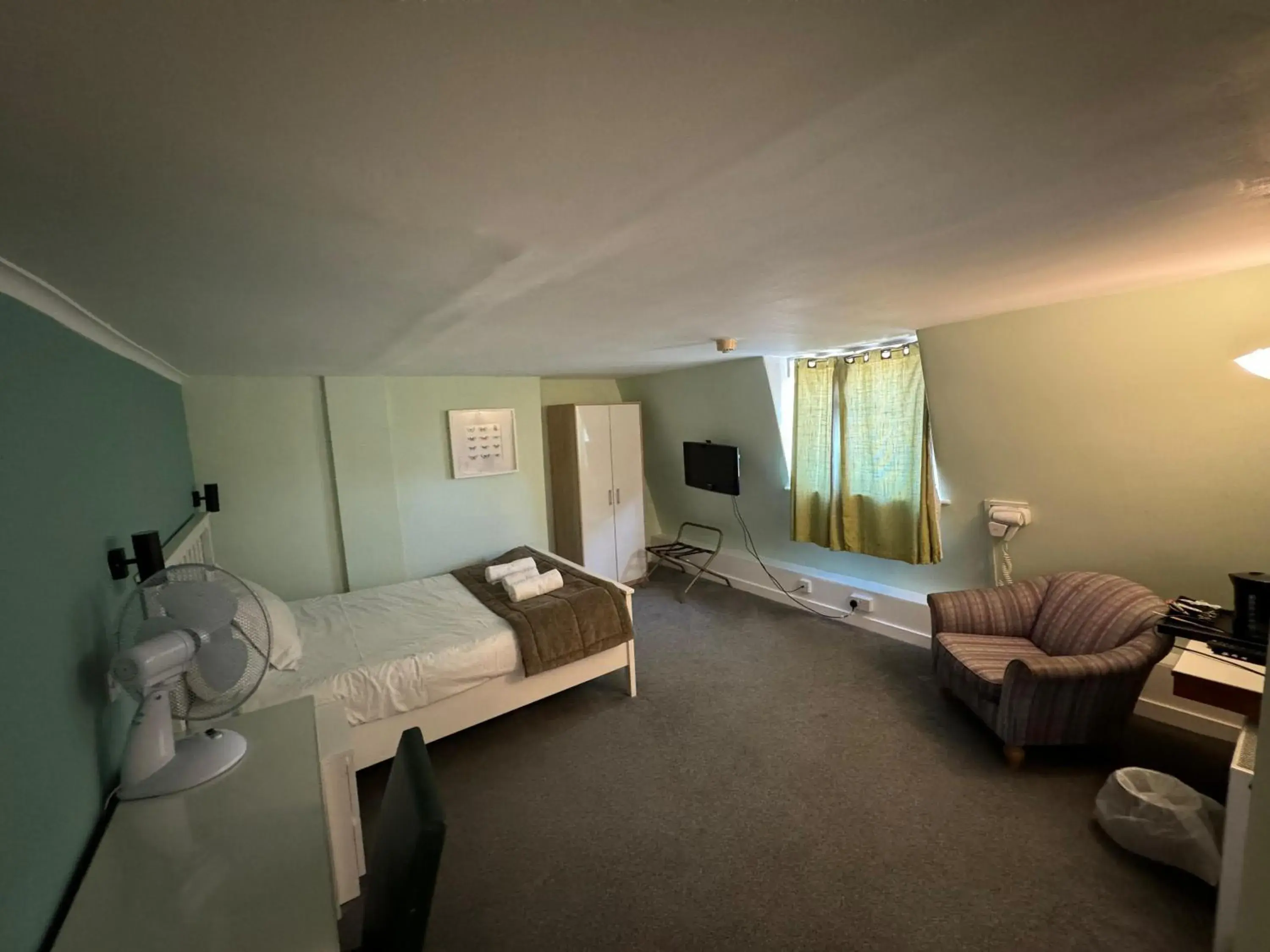 View (from property/room), Bed in The George Hotel View (from property/room), Bed in The George Hotel