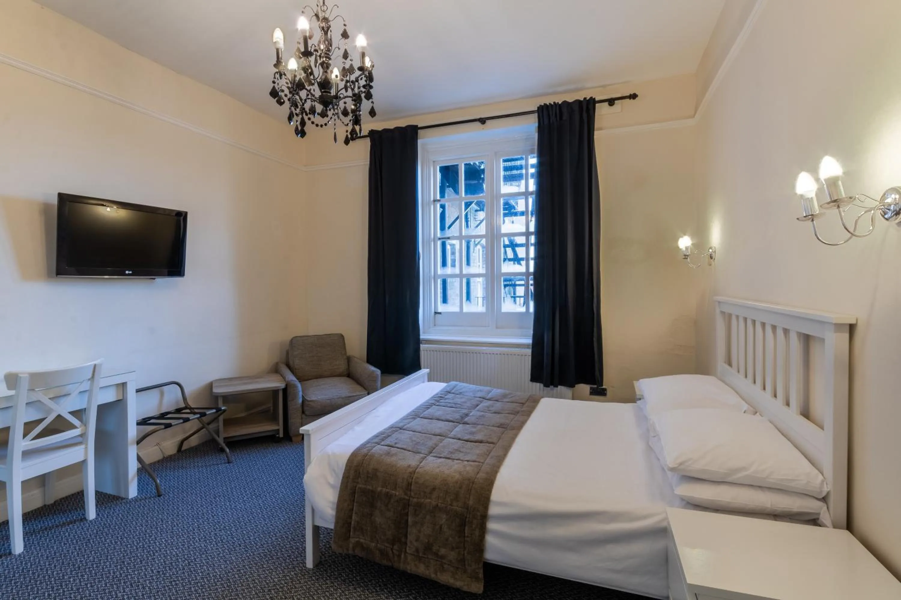 hair dresser, Bed in The George Hotel