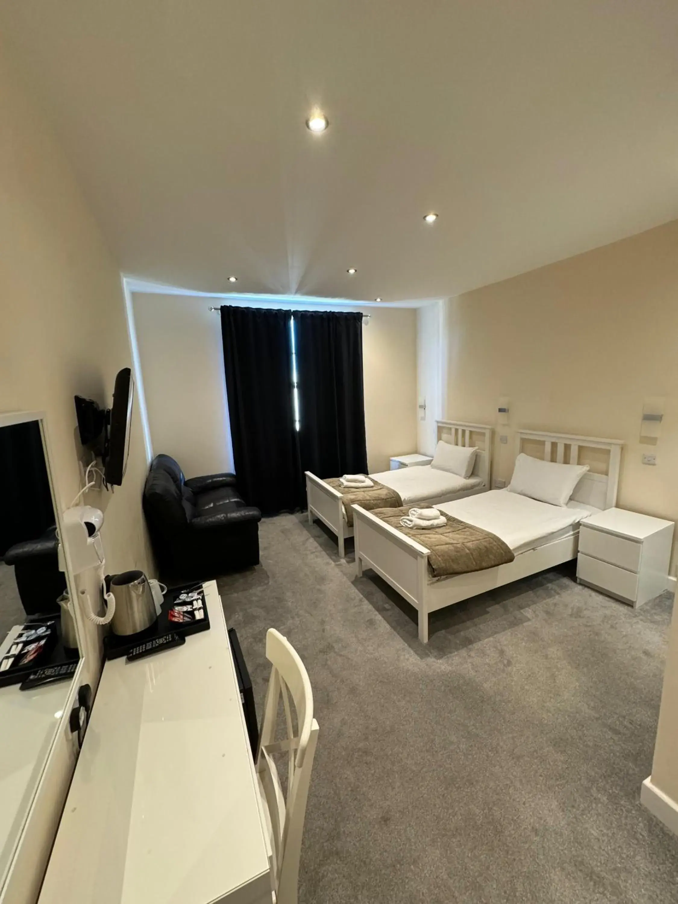 View (from property/room), Bed in The George Hotel View (from property/room), Bed in The George Hotel