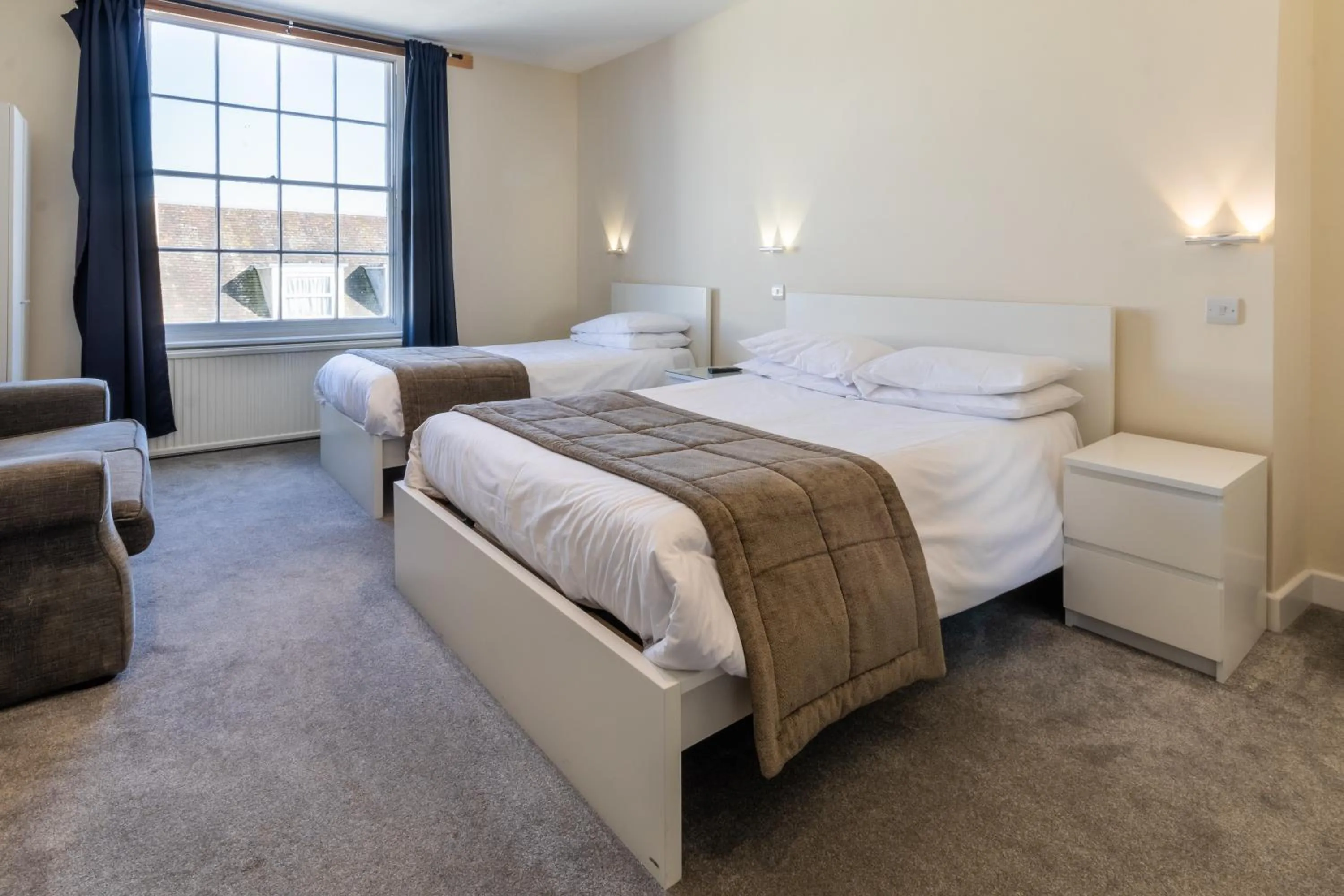 Living room, Bed in The George Hotel