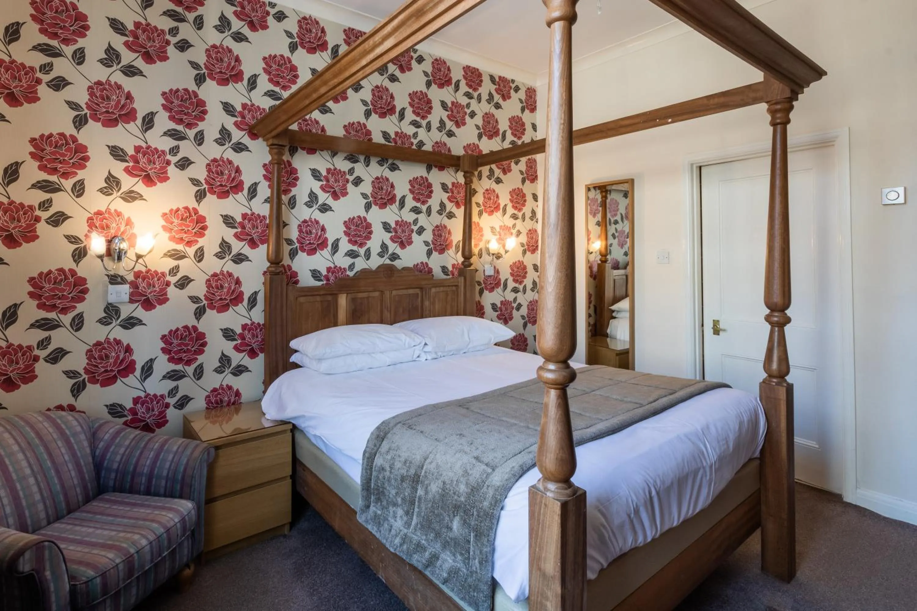 Photo of the whole room, Bed in The George Hotel