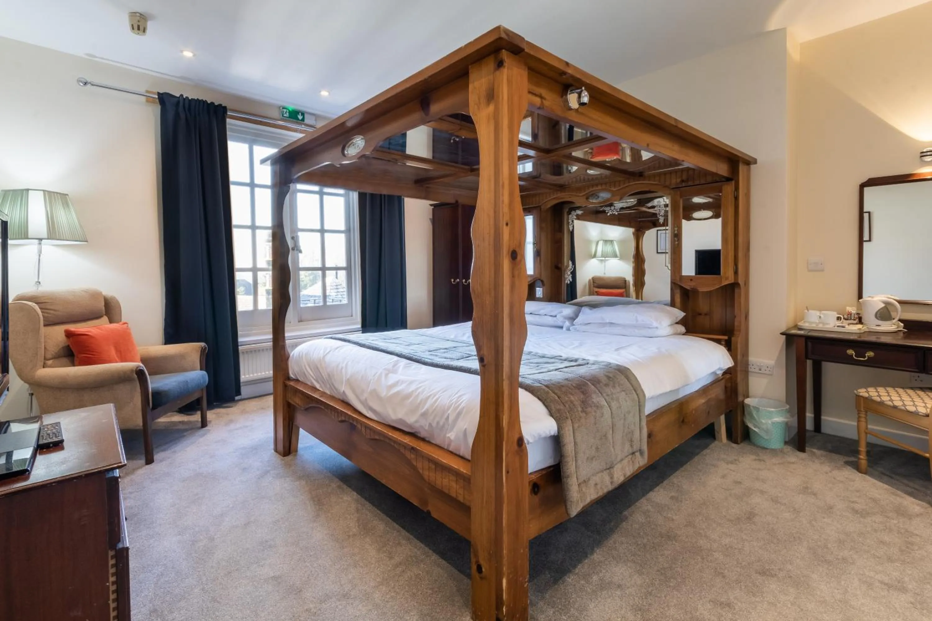 Photo of the whole room, Bed in The George Hotel