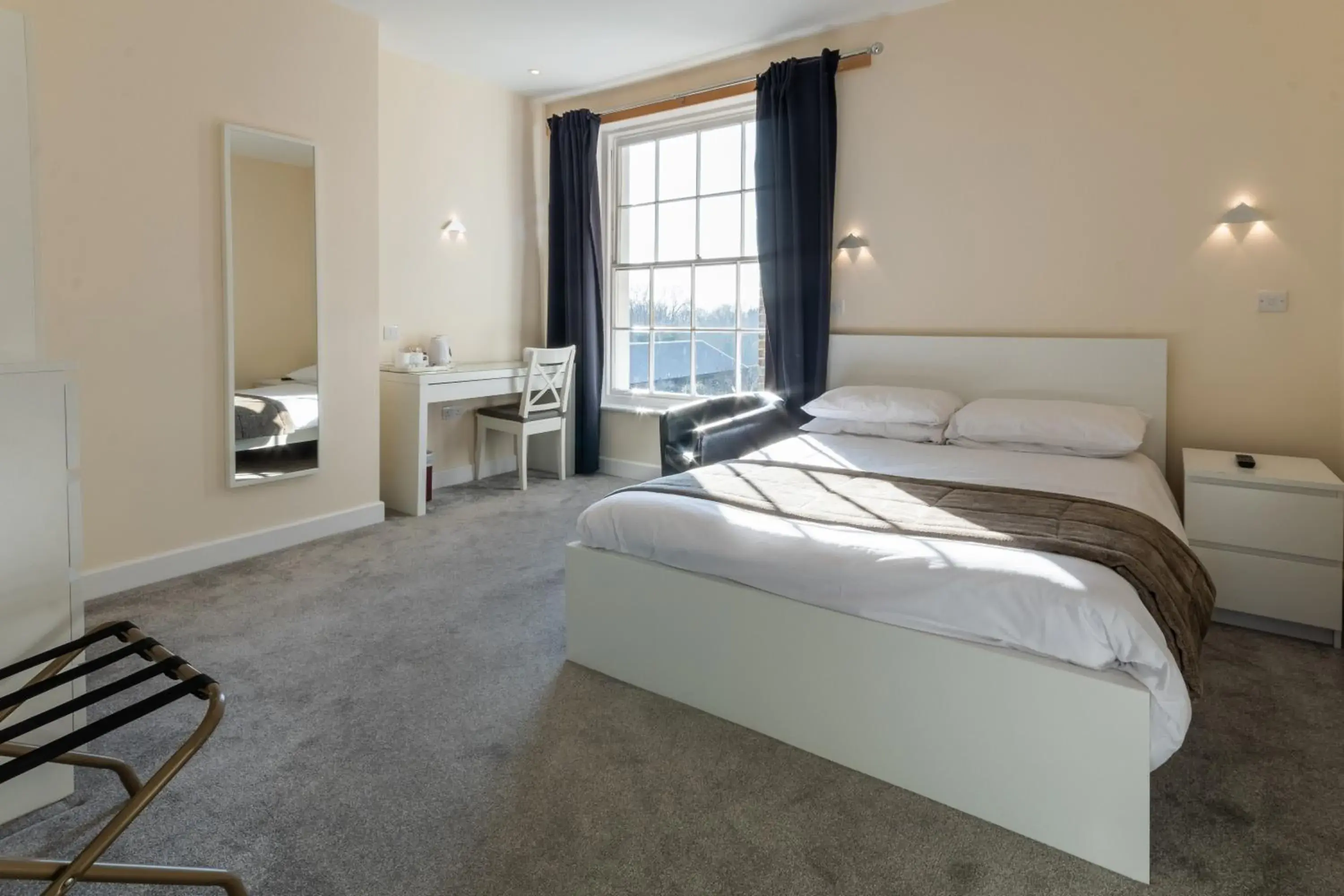 hair dresser, Bed in The George Hotel hair dresser, Bed in The George Hotel