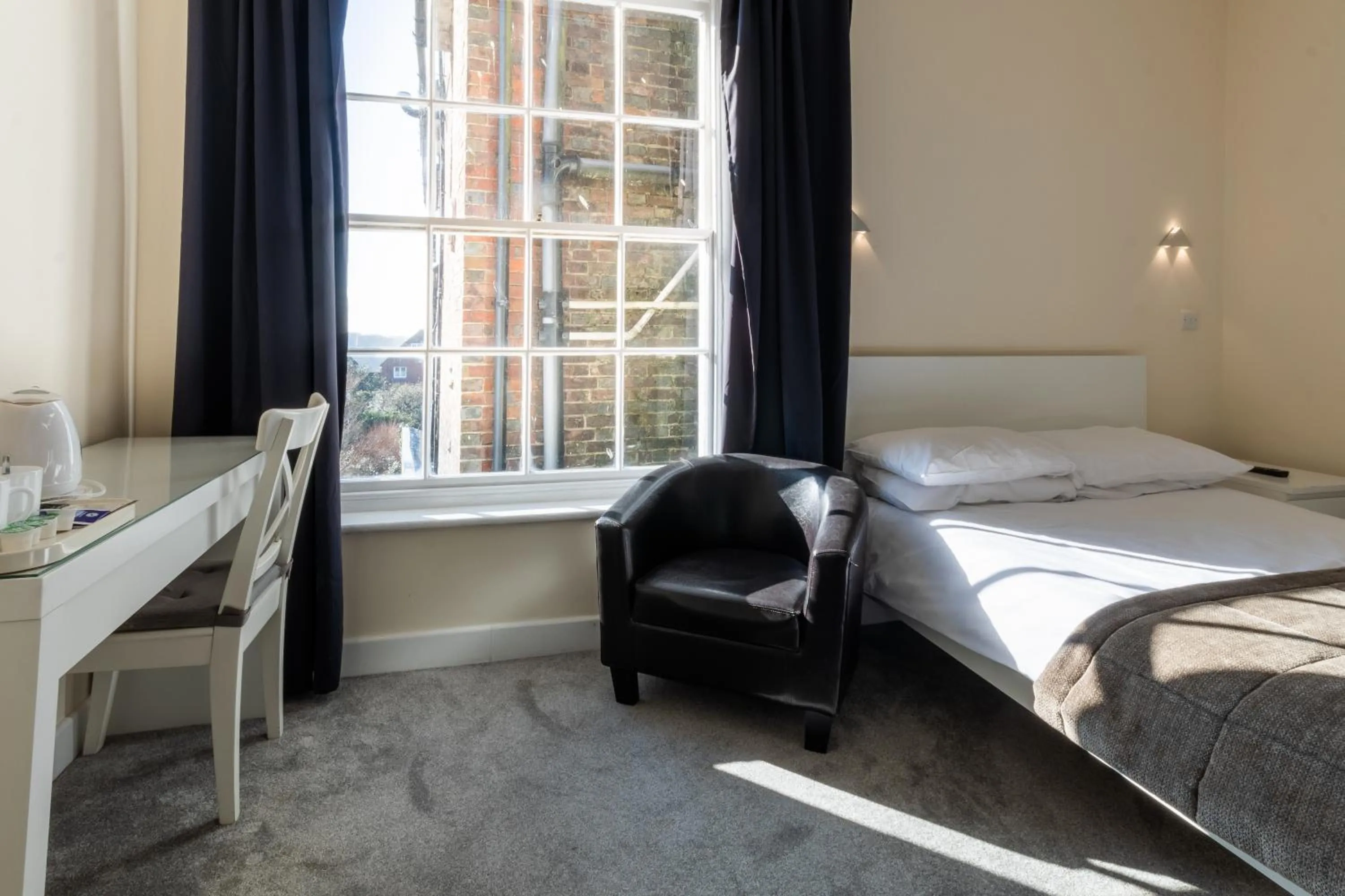 hair dresser, Bed in The George Hotel