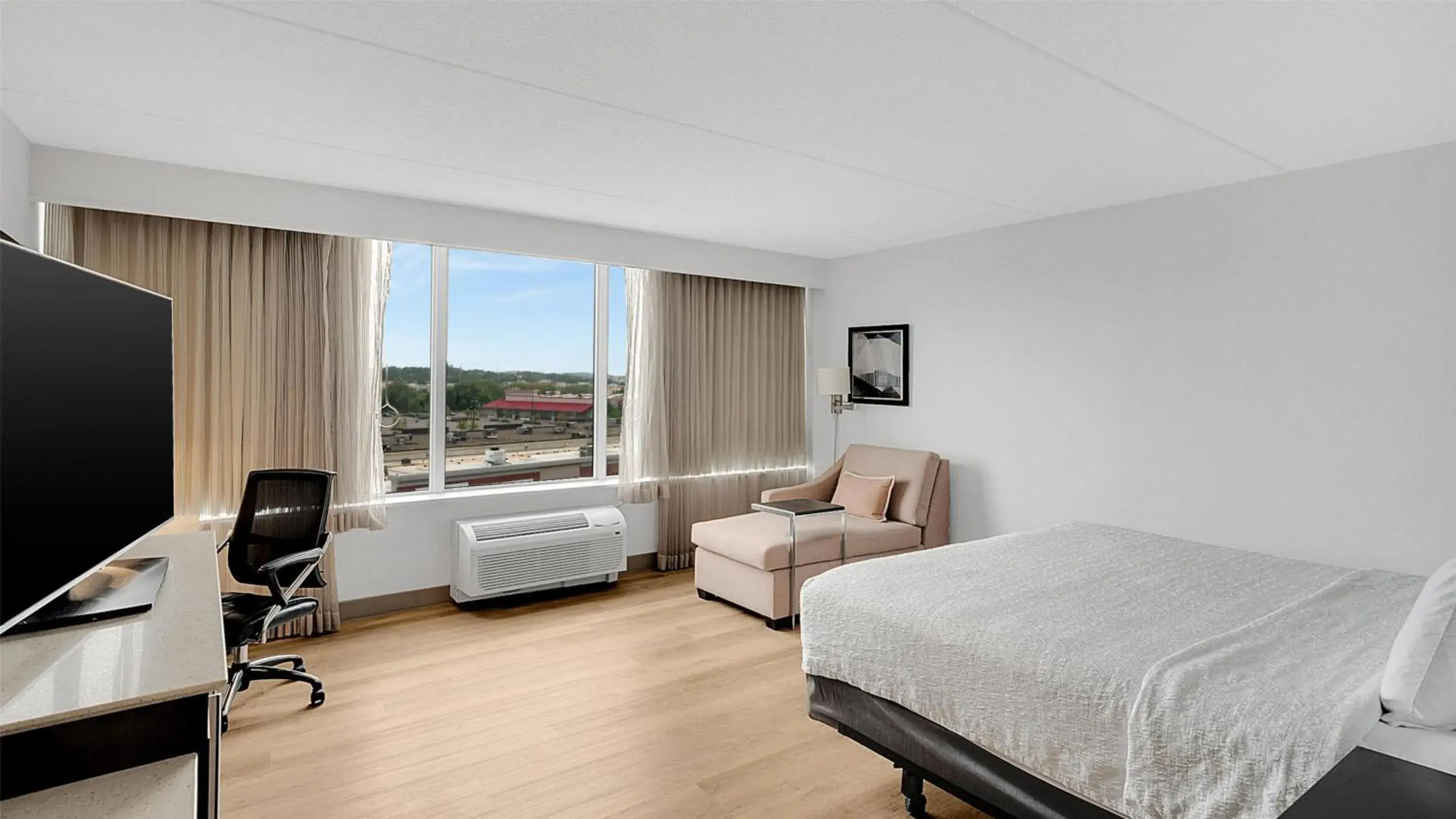 King Room - Non-Smoking in Hampton Inn & Suites by Hilton Toronto Markham King Room - Non-Smoking in Hampton Inn & Suites by Hilton Toronto Markham