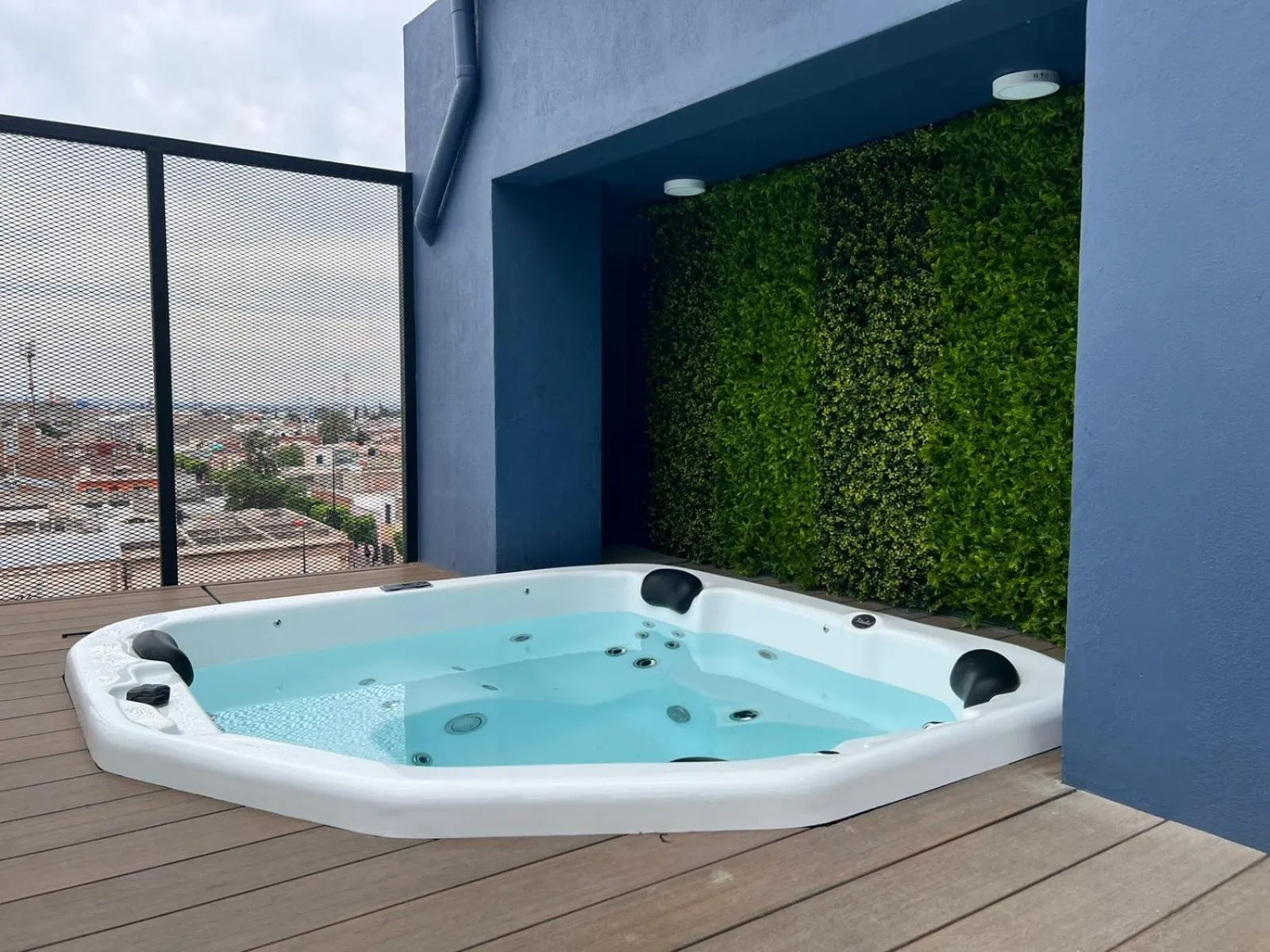 Hot Tub in ALT URBANA