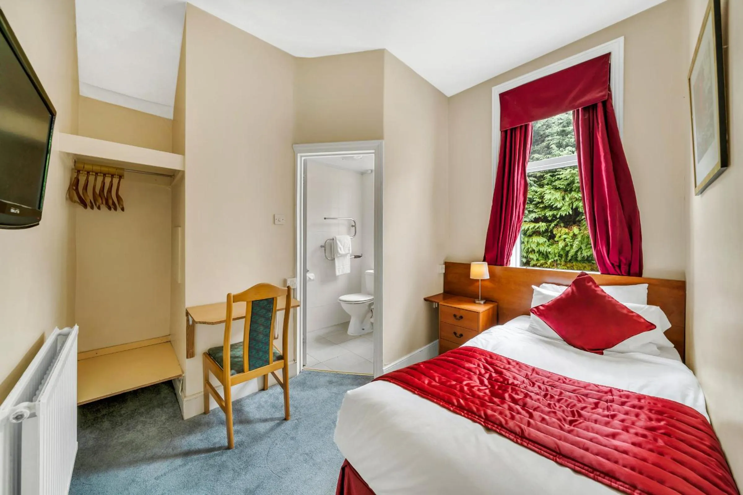 Bed in Dial House Hotel