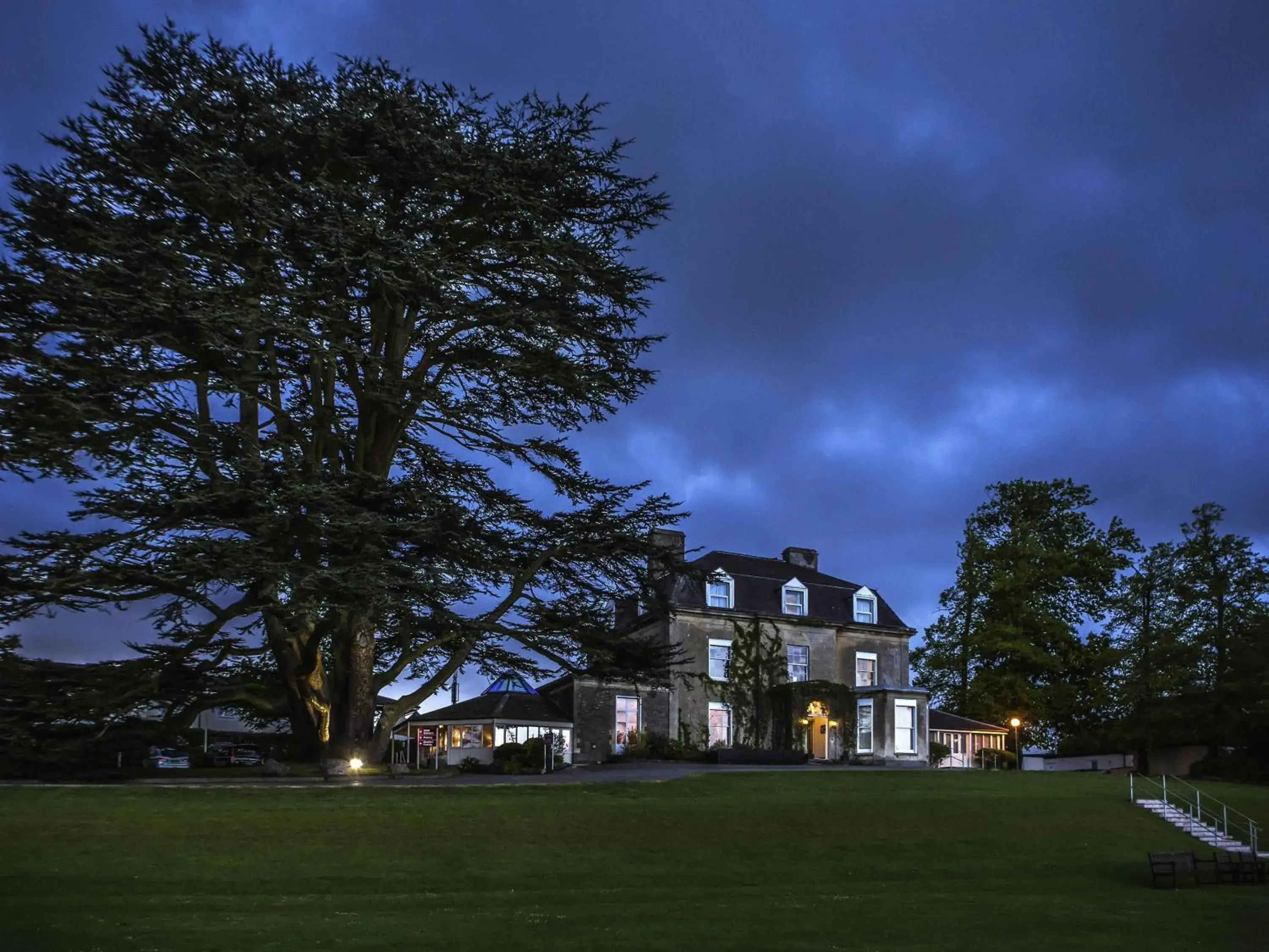 Property building in Mercure Bristol North The Grange Hotel Property building in Mercure Bristol North The Grange Hotel