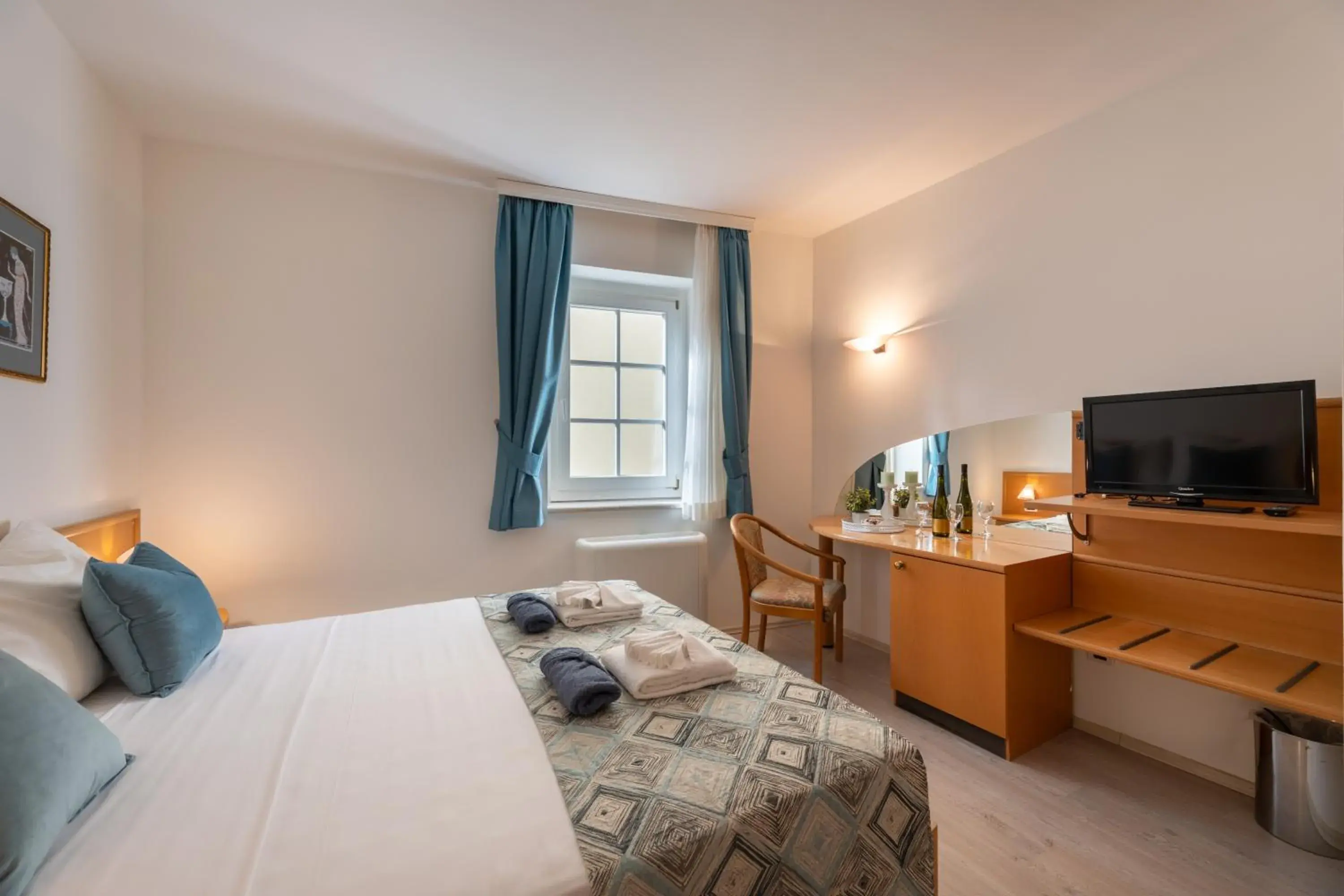 Standard King Room - single occupancy in Villa Fontana Standard King Room - single occupancy in Villa Fontana