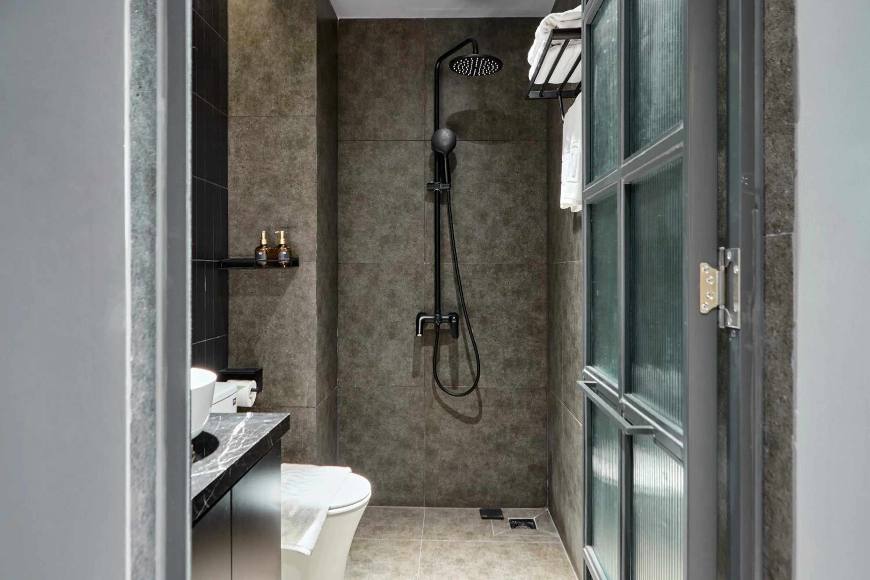 Bathroom in KIN Wander Tân Bình, The Mountain