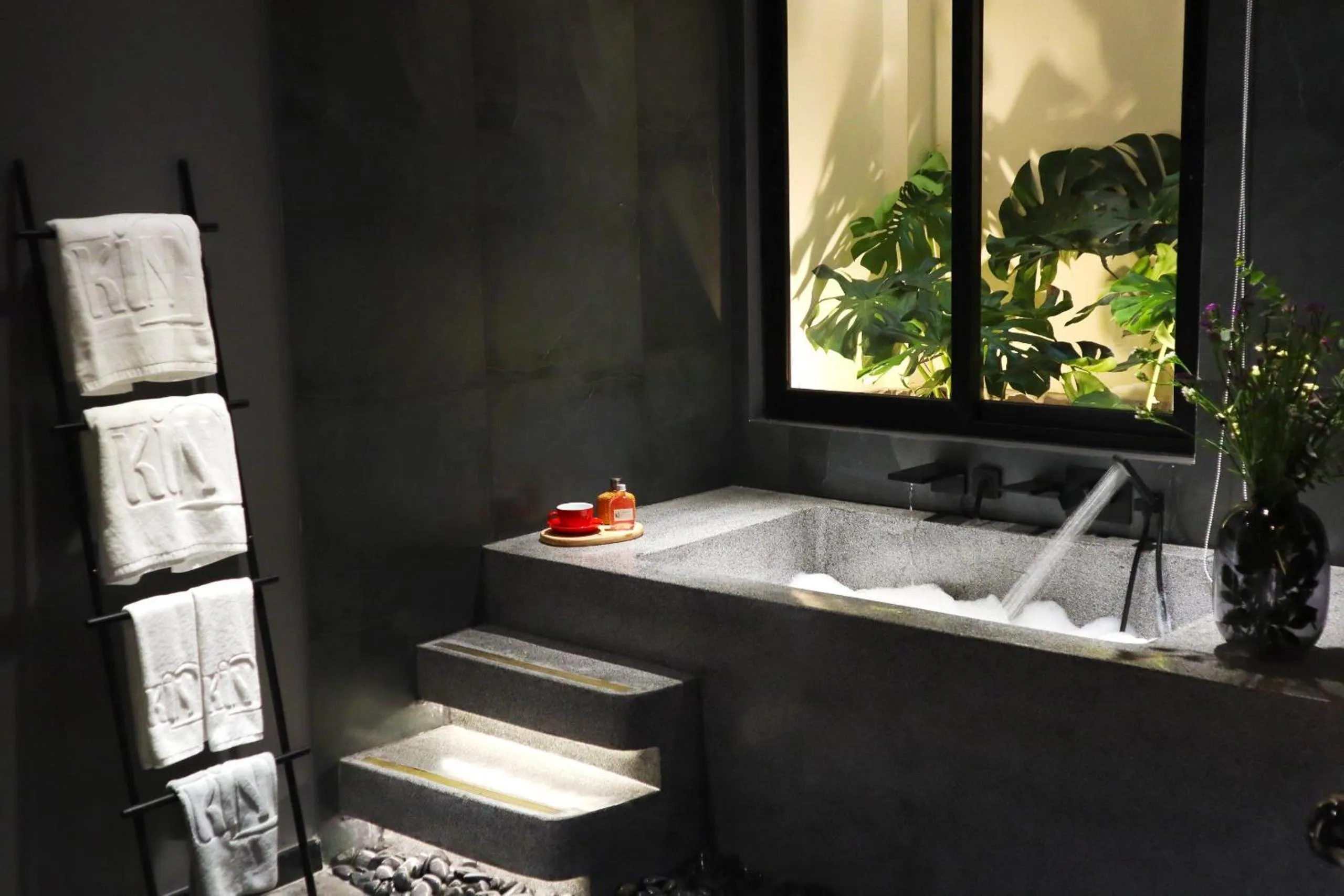 Hot Tub in KIN Wander Tân Bình, The Mountain