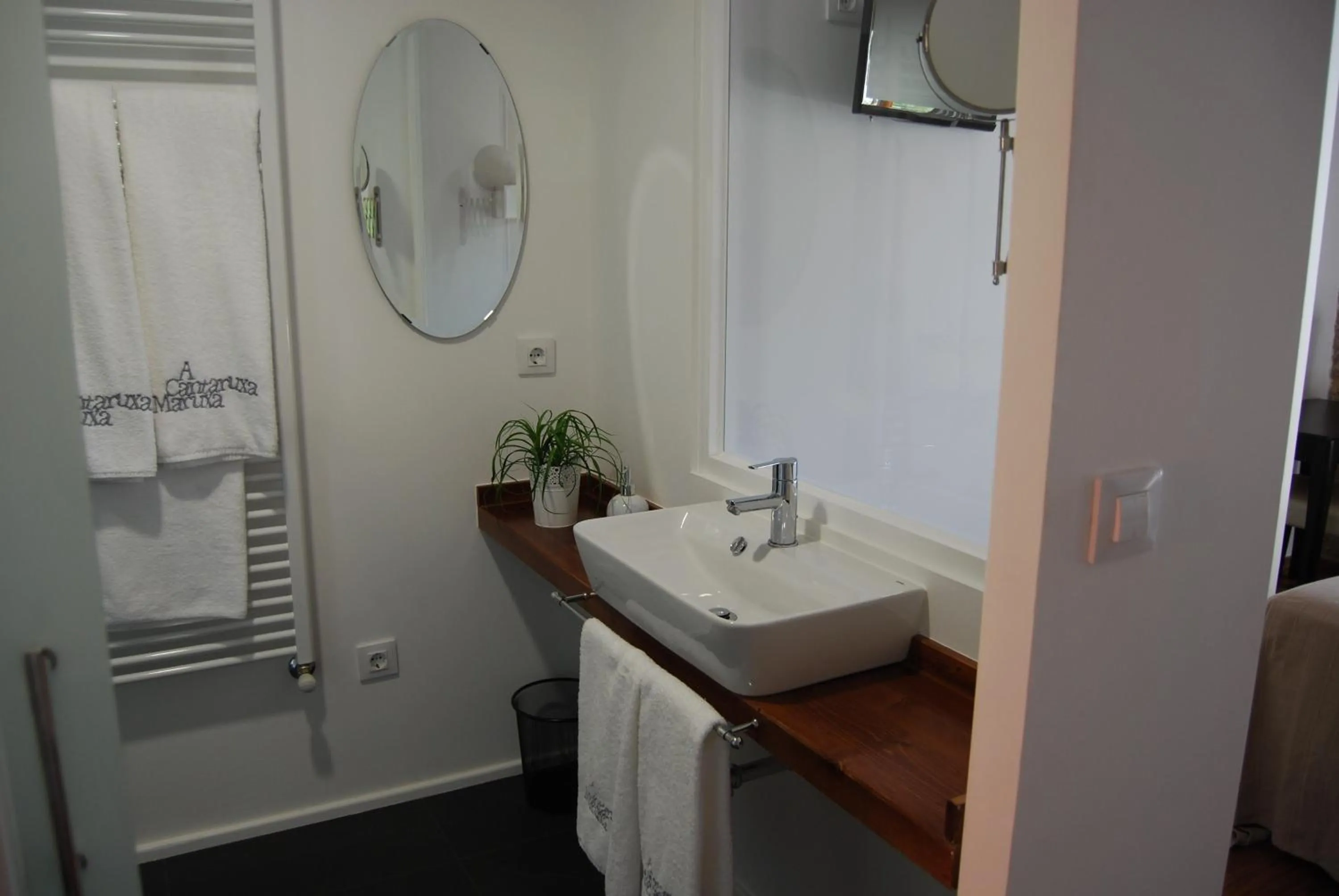 Bathroom in A Cantaruxa Maruxa Turismo Rural