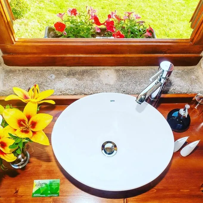 Bathroom in A Cantaruxa Maruxa Turismo Rural