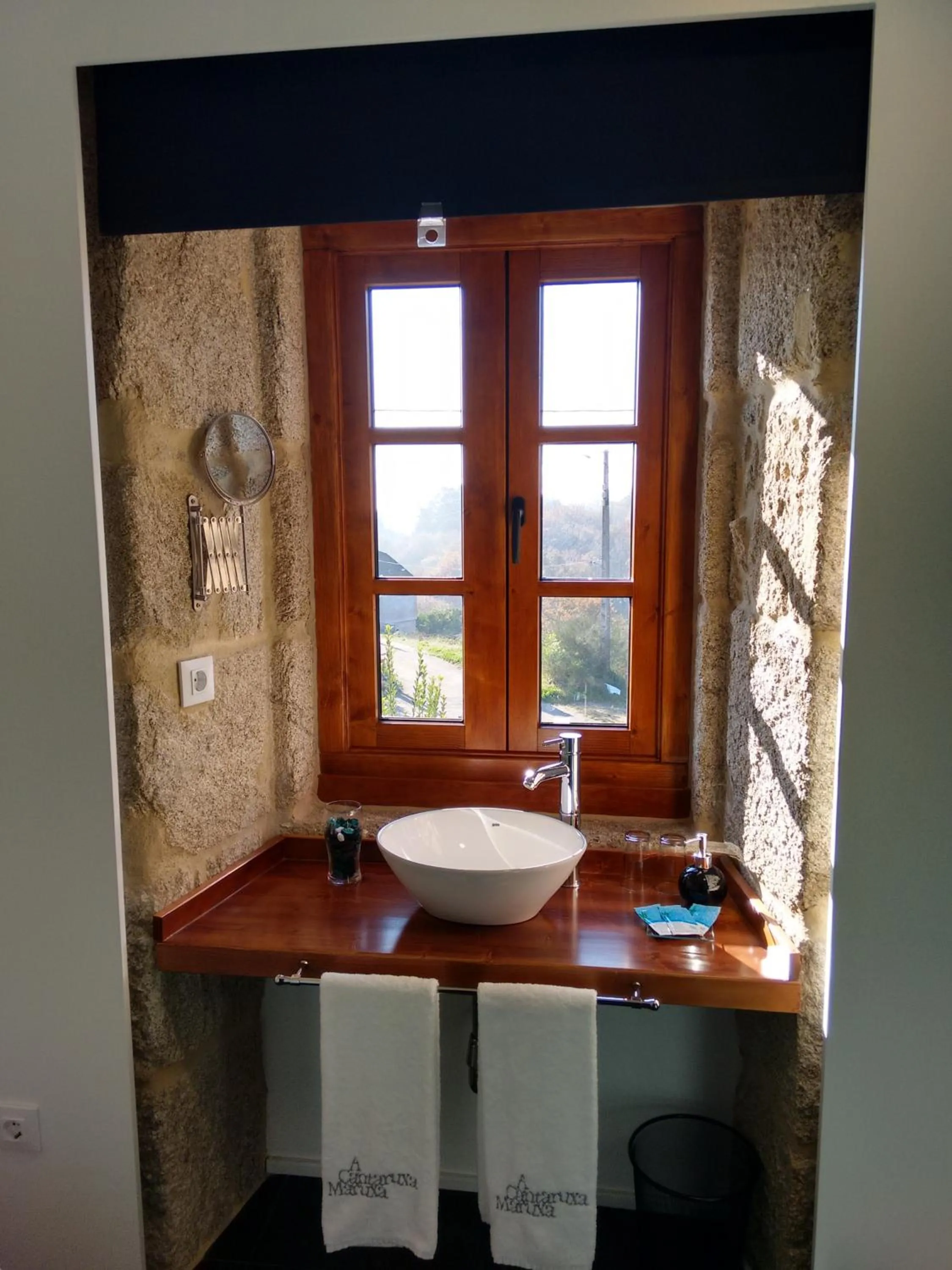 Bathroom in A Cantaruxa Maruxa Turismo Rural