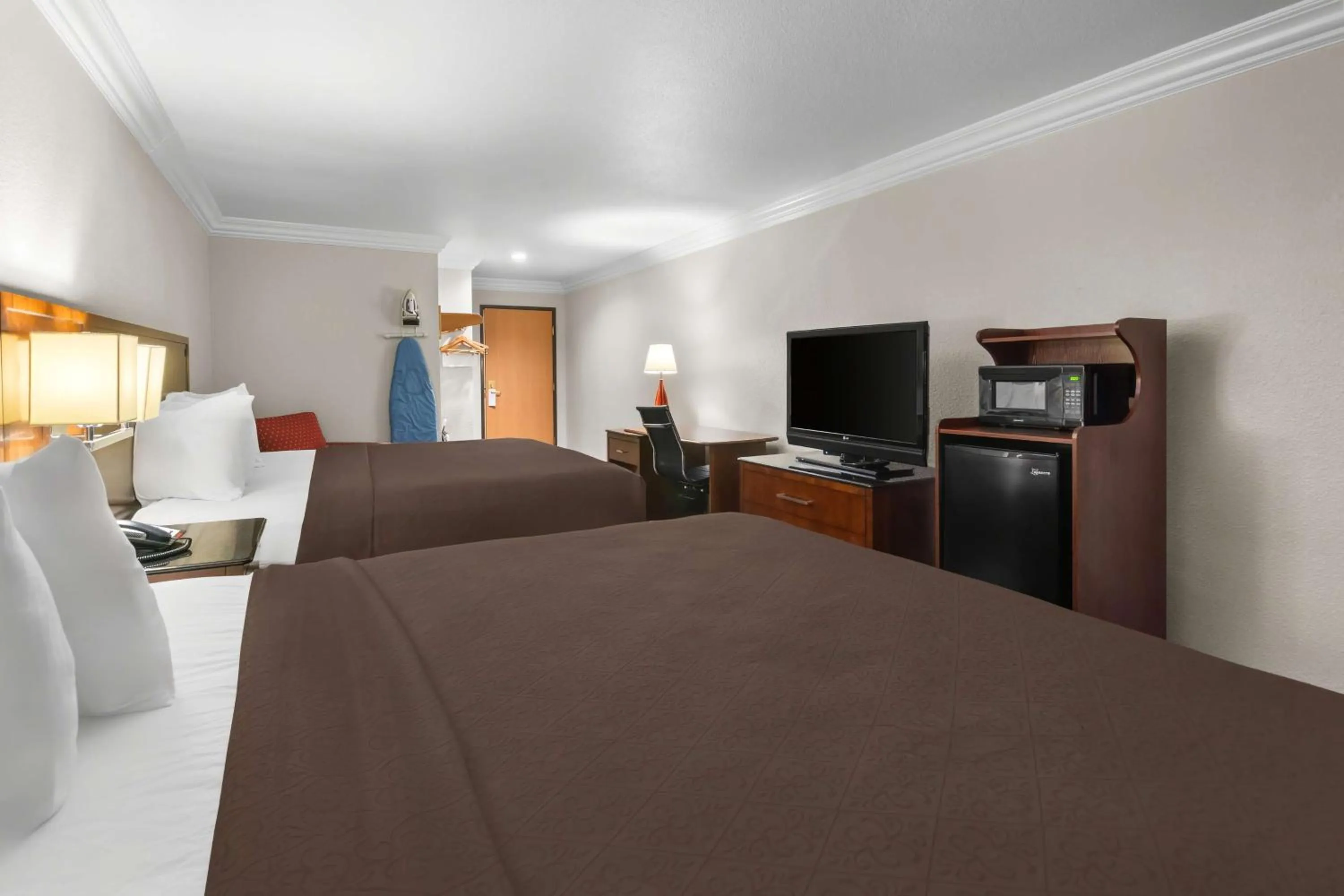 Bedroom, Bed in SureStay Plus by Best Western Fort Worth Benbrook