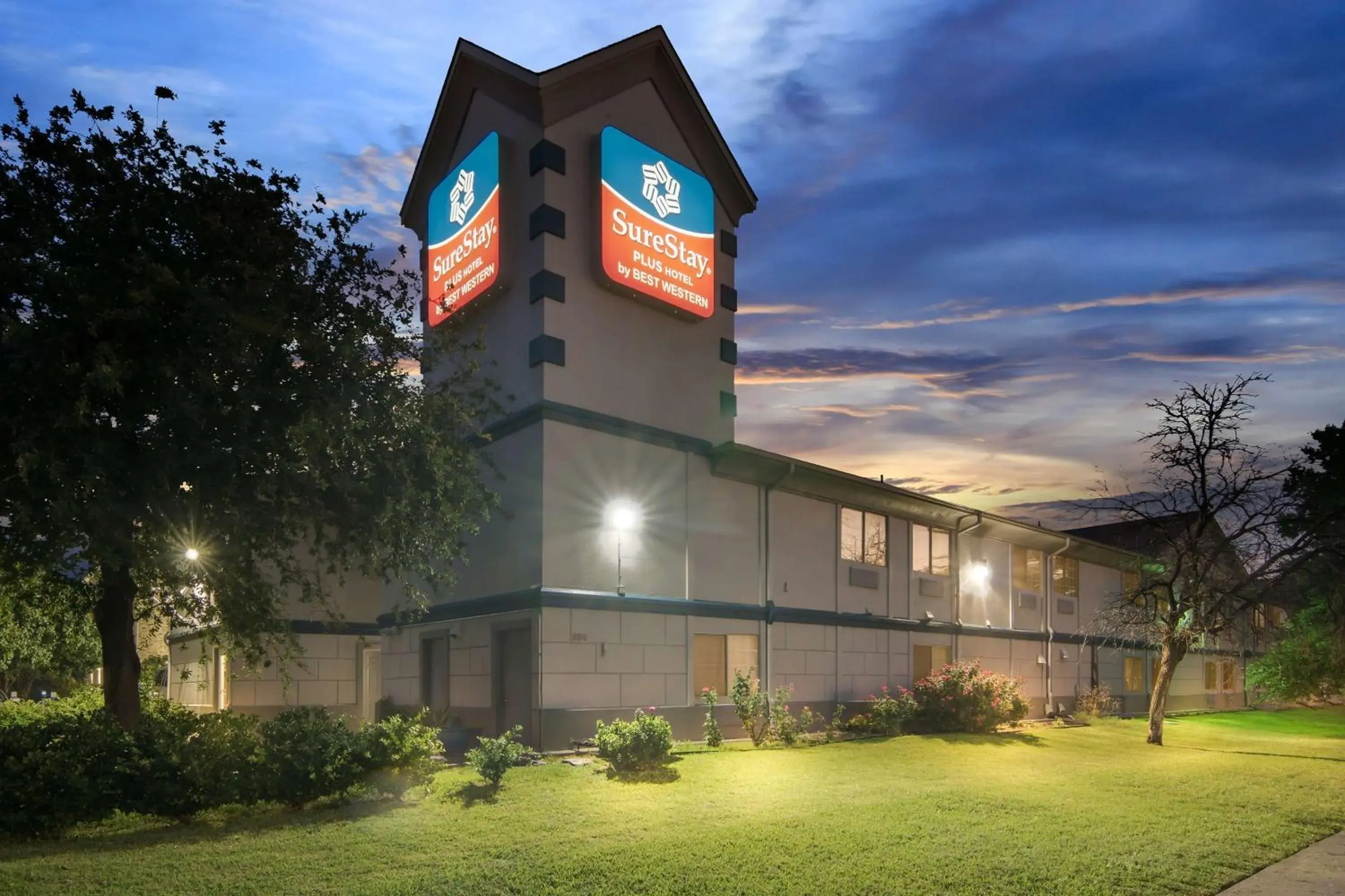 Property building in SureStay Plus by Best Western Fort Worth Benbrook Property building in SureStay Plus by Best Western Fort Worth Benbrook
