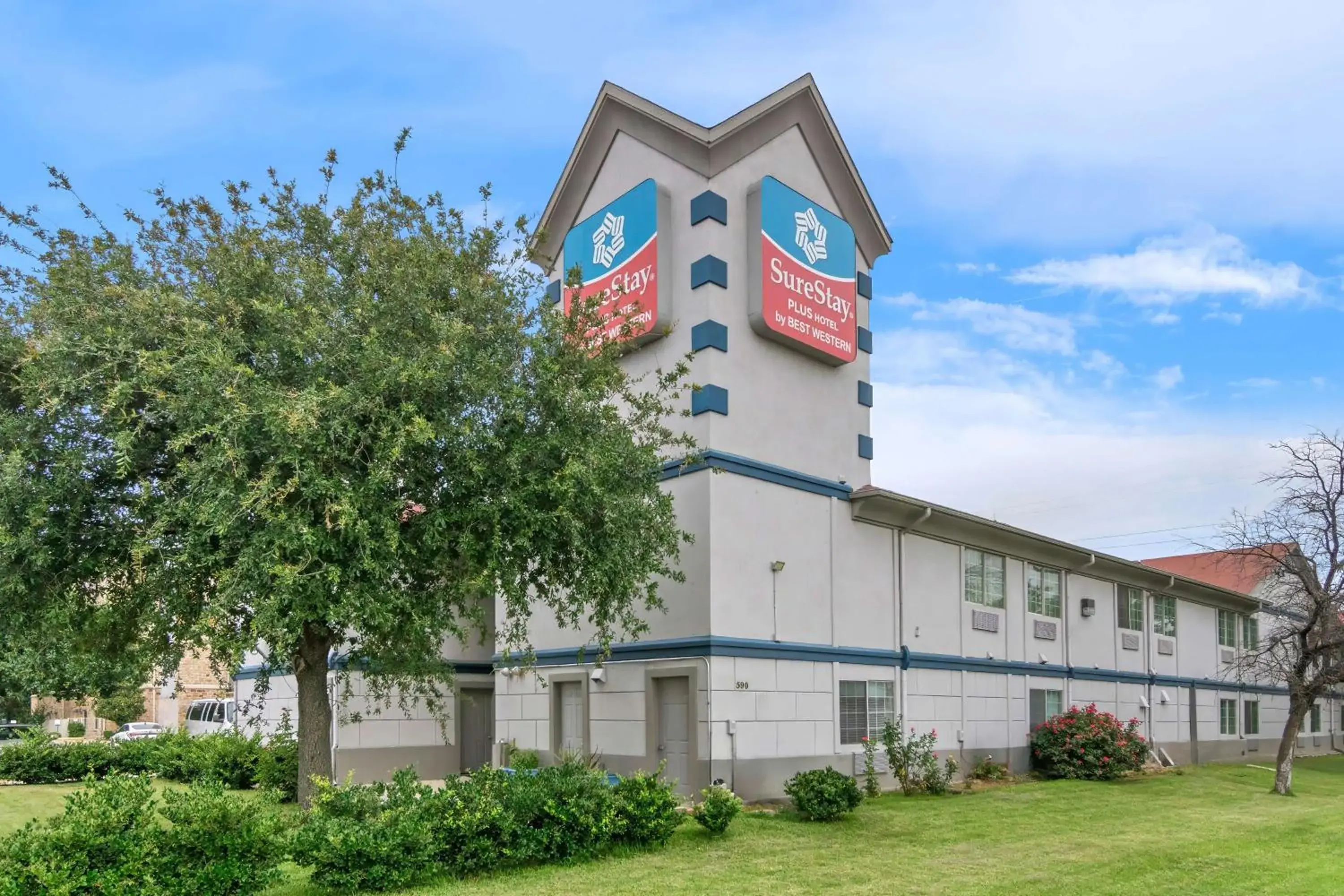 Property building in SureStay Plus by Best Western Fort Worth Benbrook Property building in SureStay Plus by Best Western Fort Worth Benbrook