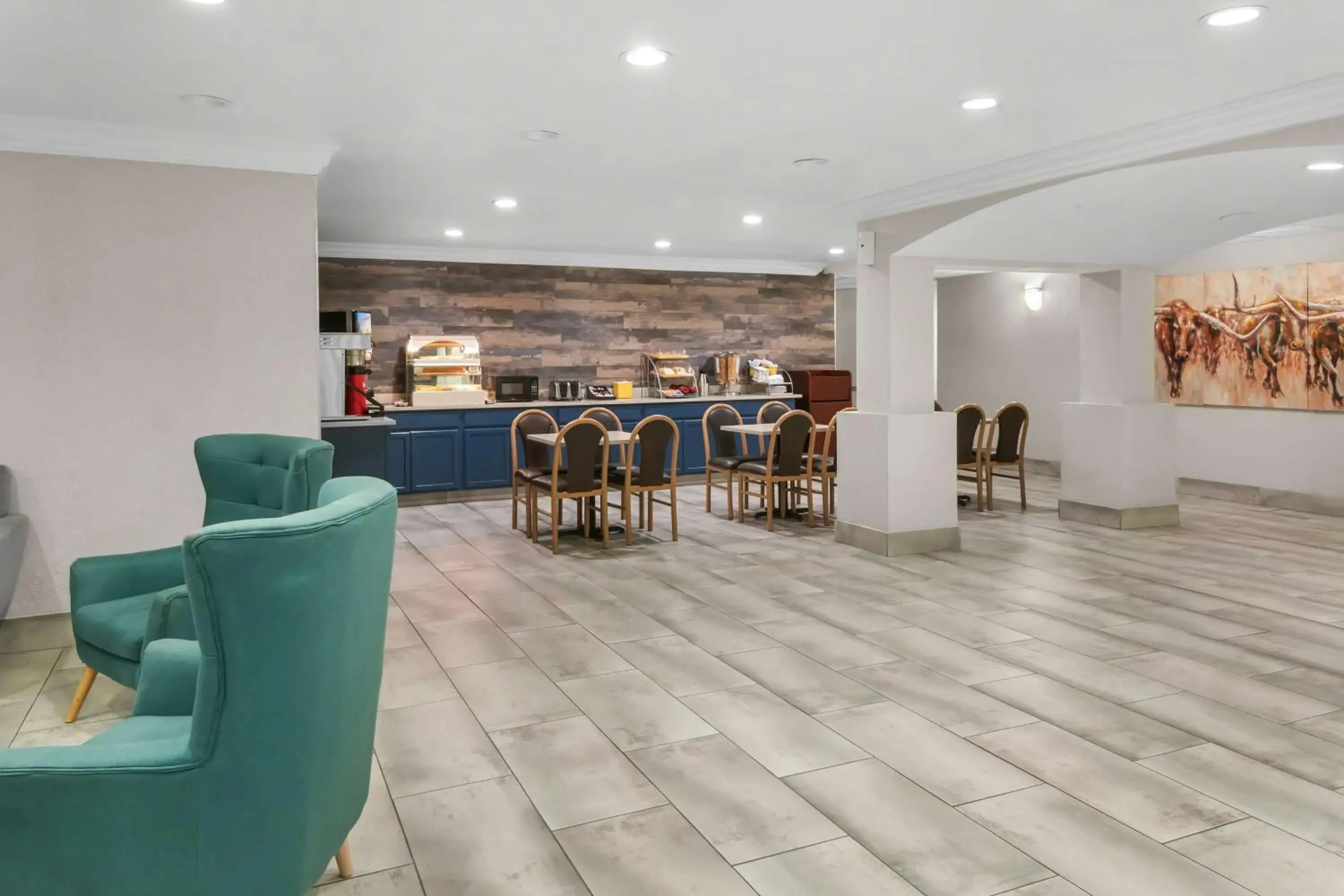 Breakfast in SureStay Plus by Best Western Fort Worth Benbrook Breakfast in SureStay Plus by Best Western Fort Worth Benbrook