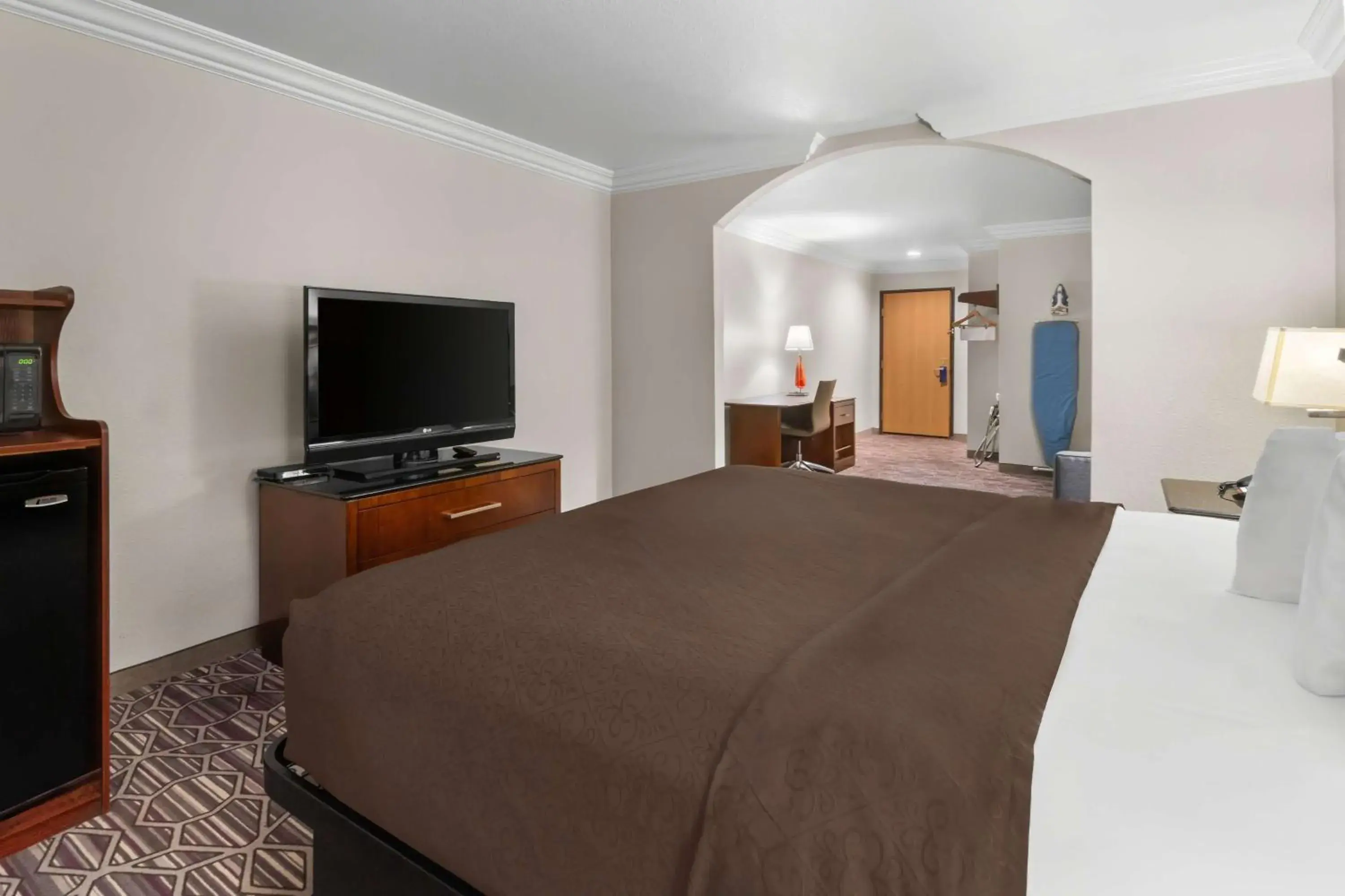 Bedroom, Bed in SureStay Plus by Best Western Fort Worth Benbrook Bedroom, Bed in SureStay Plus by Best Western Fort Worth Benbrook