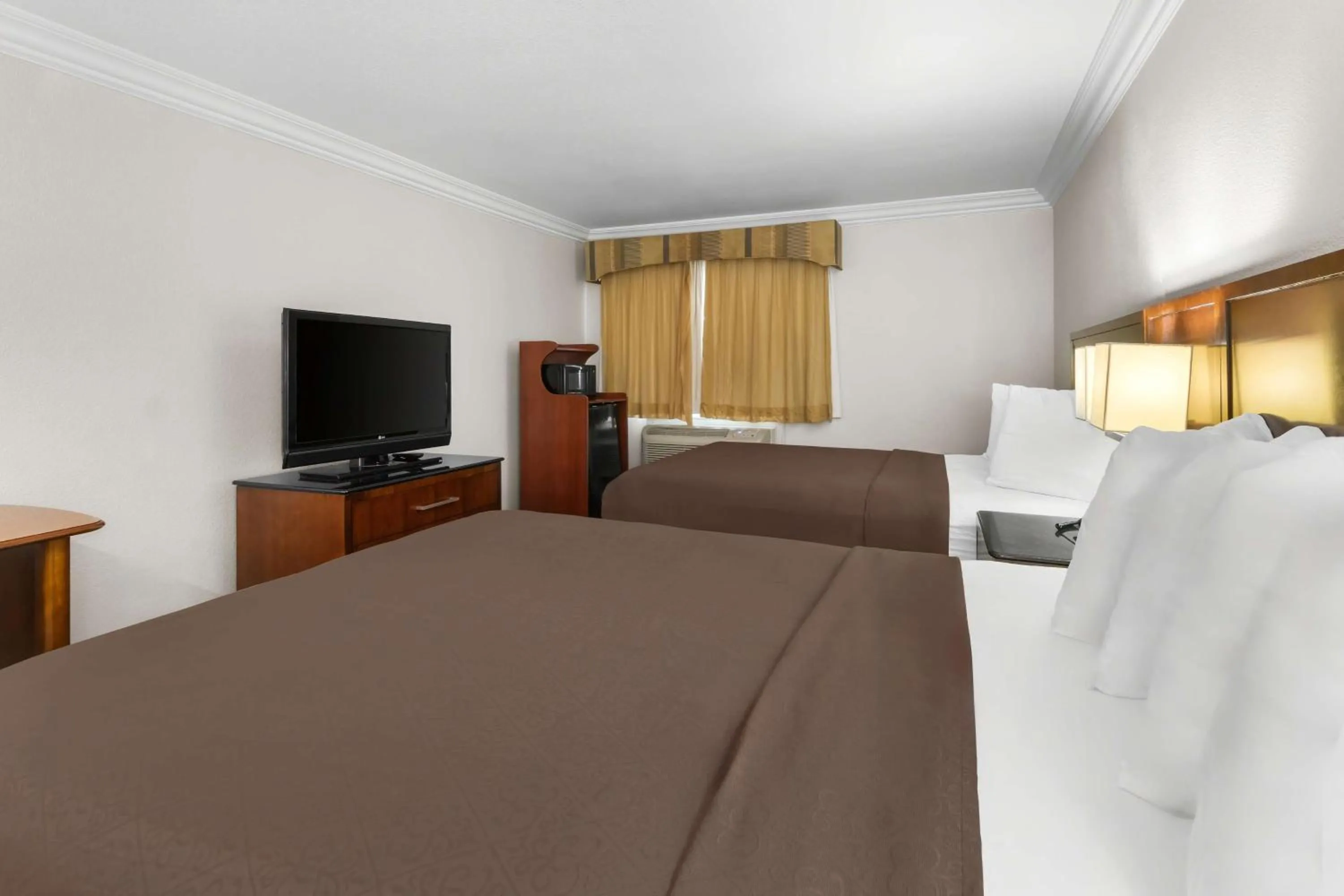 Bedroom, Bed in SureStay Plus by Best Western Fort Worth Benbrook