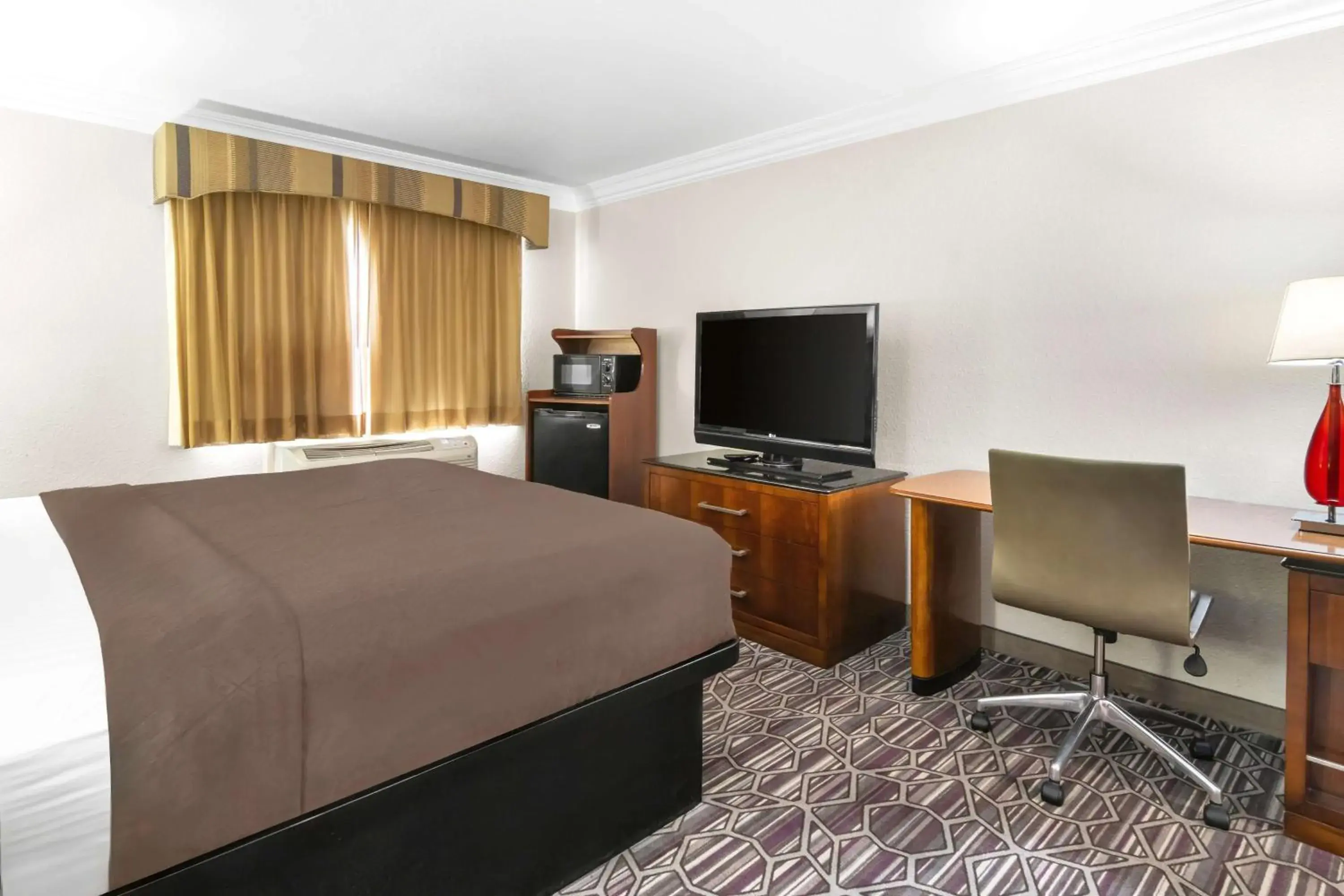 Bedroom, Bed in SureStay Plus by Best Western Fort Worth Benbrook Bedroom, Bed in SureStay Plus by Best Western Fort Worth Benbrook