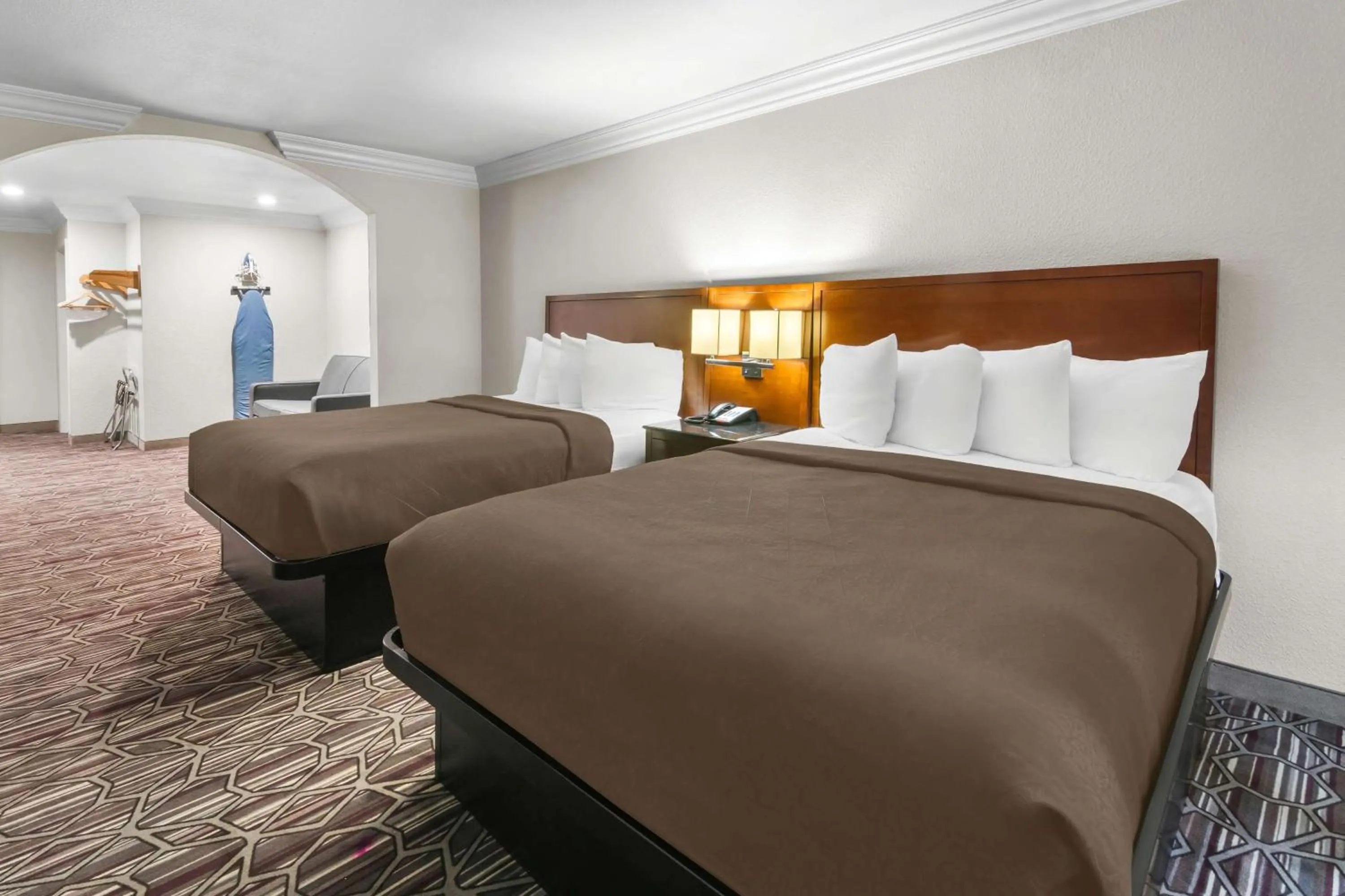 Bedroom, Bed in SureStay Plus by Best Western Fort Worth Benbrook