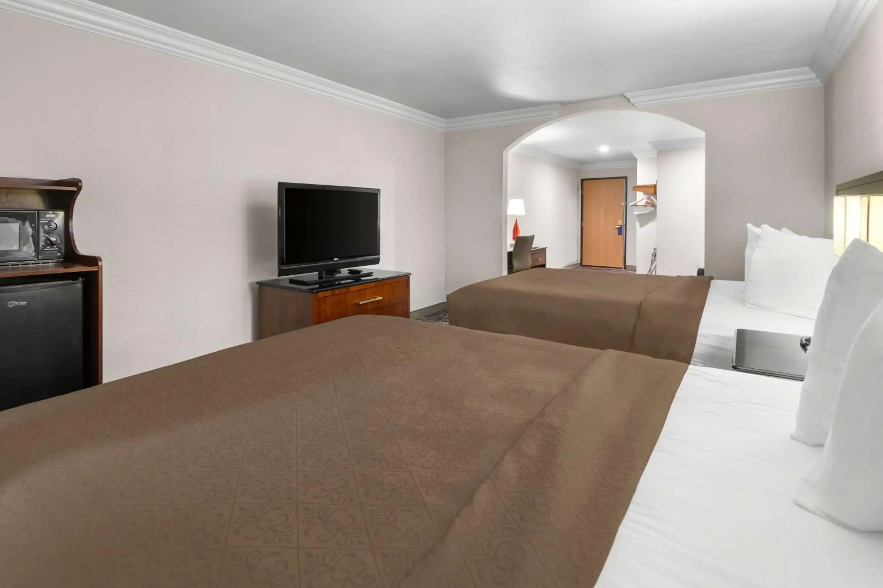 Bedroom, Bed in SureStay Plus by Best Western Fort Worth Benbrook Bedroom, Bed in SureStay Plus by Best Western Fort Worth Benbrook