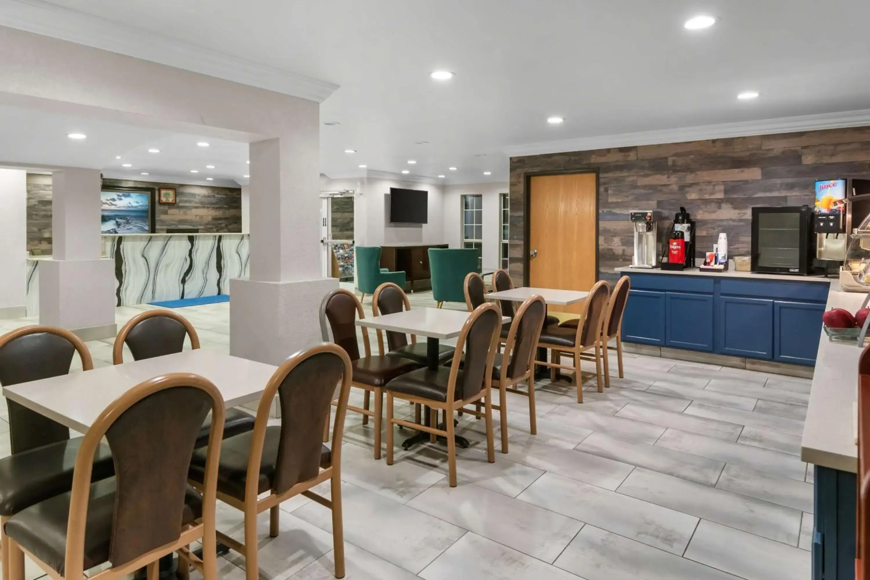 Breakfast in SureStay Plus by Best Western Fort Worth Benbrook Breakfast in SureStay Plus by Best Western Fort Worth Benbrook