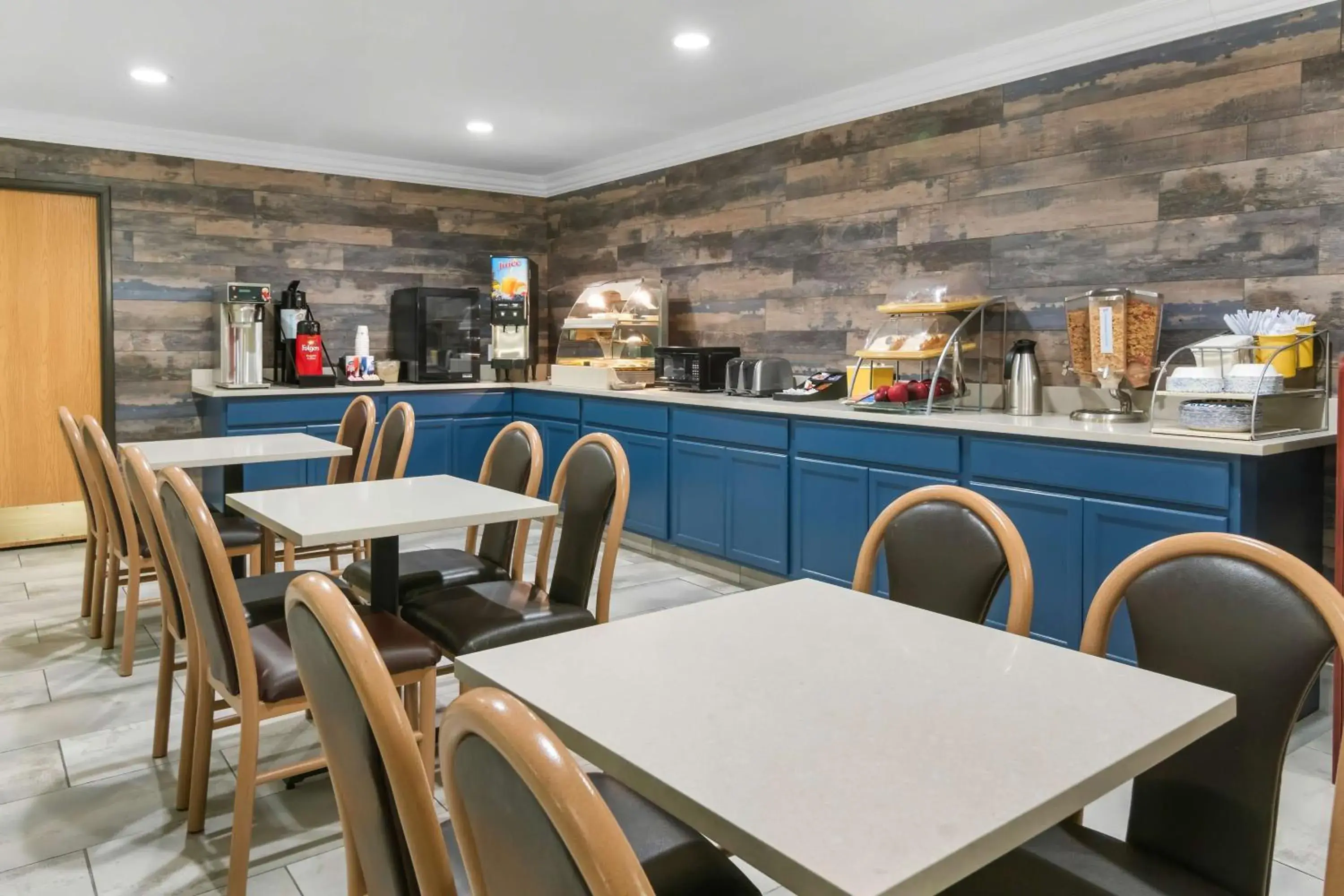 Breakfast in SureStay Plus by Best Western Fort Worth Benbrook Breakfast in SureStay Plus by Best Western Fort Worth Benbrook