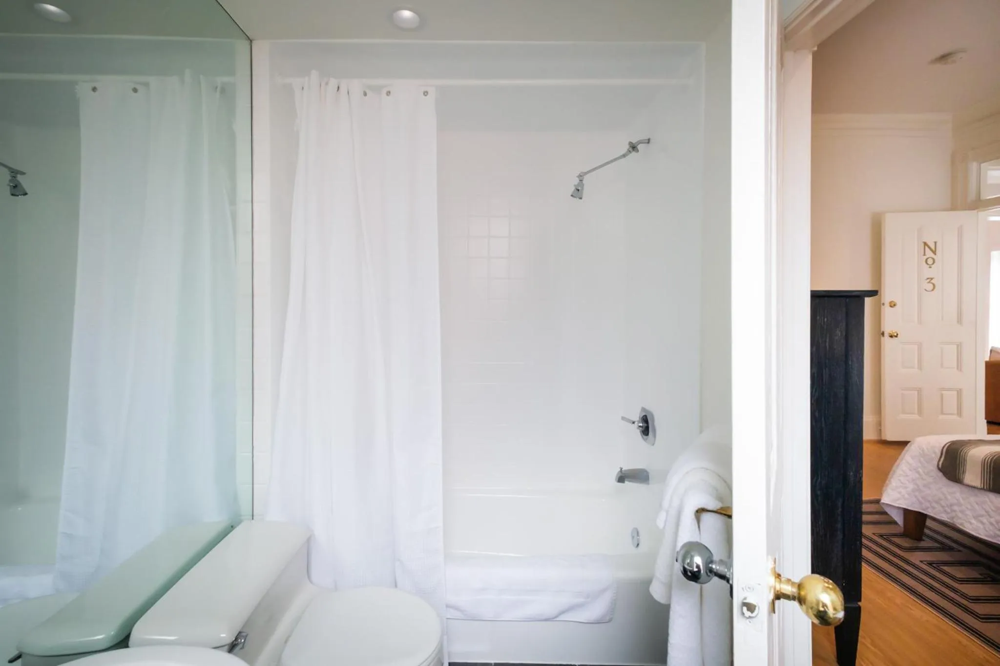 Bathroom, Bed in Swann House