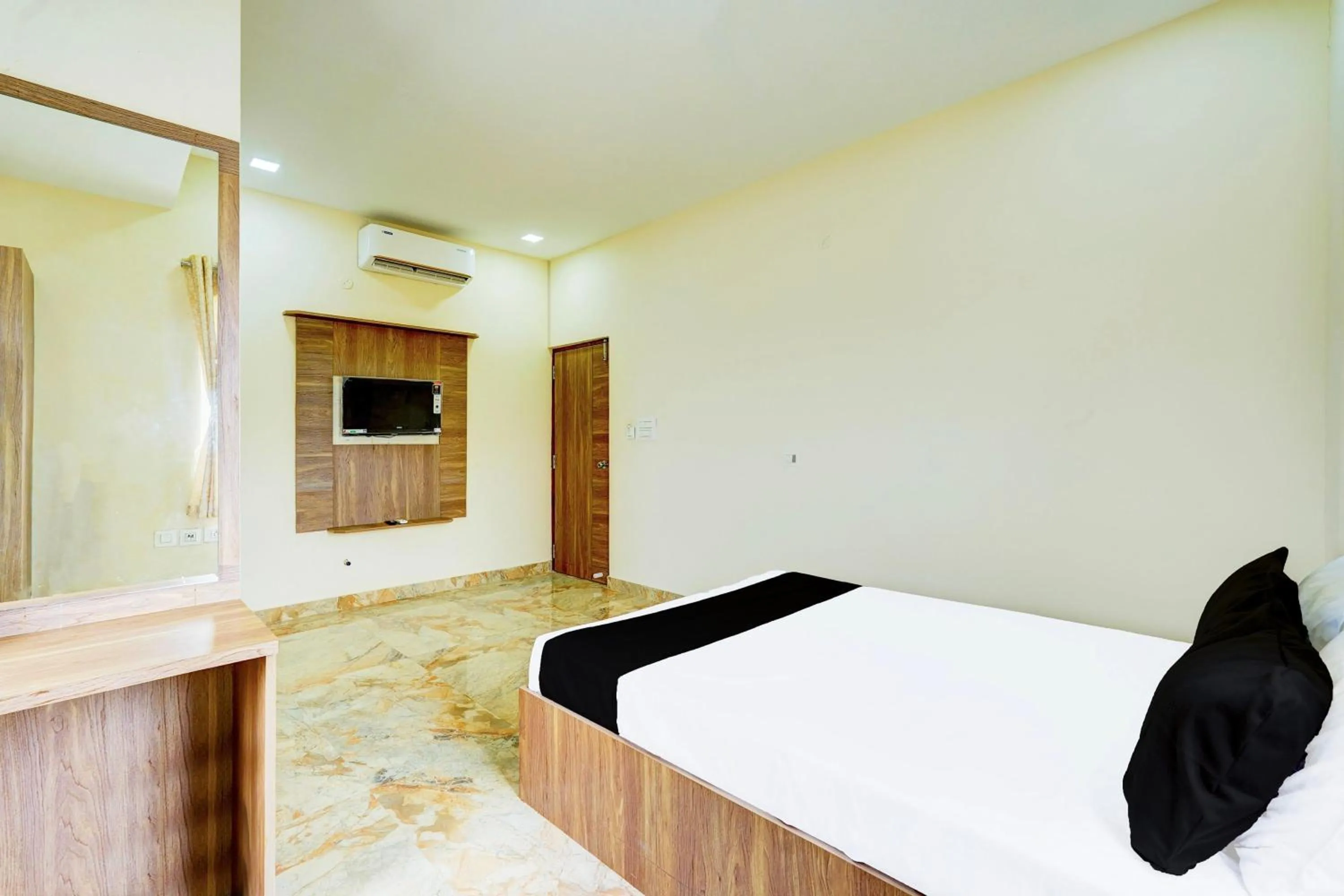 Bedroom, Bed in Super Hotel O Sriperambadhur formerly Radha Residency