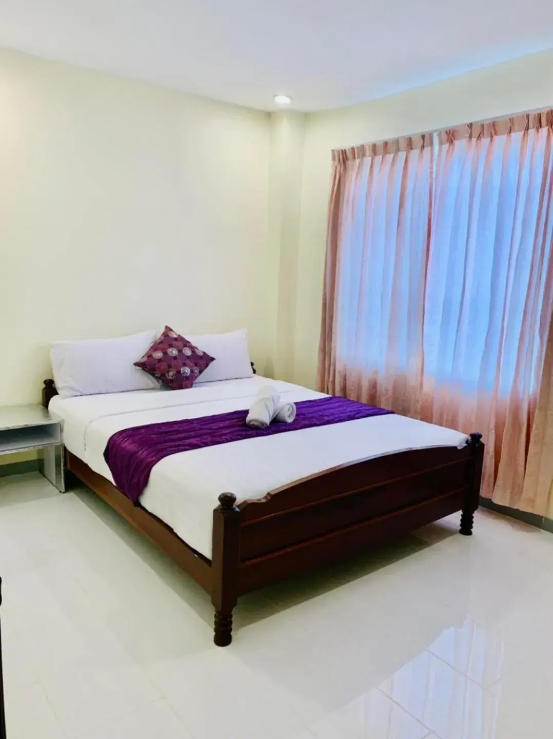 Bed in White Residence Hotel & Apartment Bed in White Residence Hotel & Apartment
