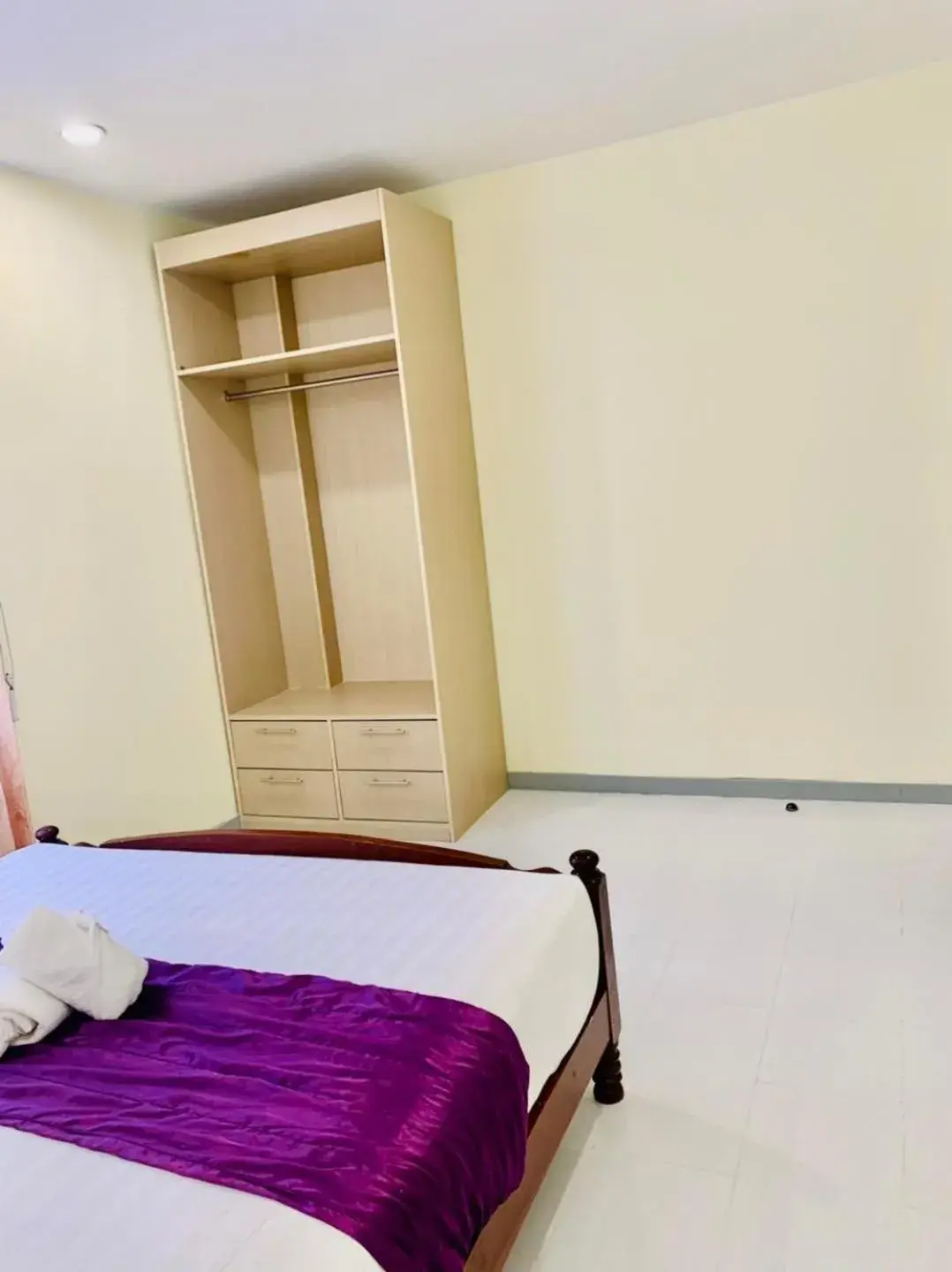 Bed in White Residence Hotel & Apartment Bed in White Residence Hotel & Apartment