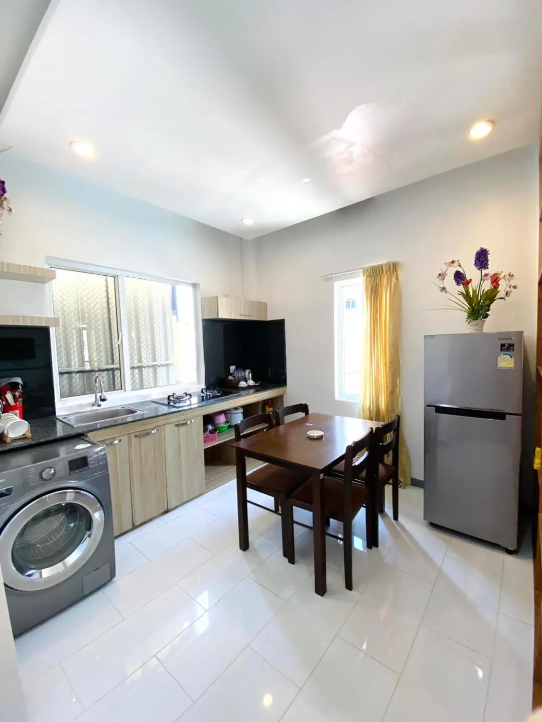 White Residence Hotel & Apartment