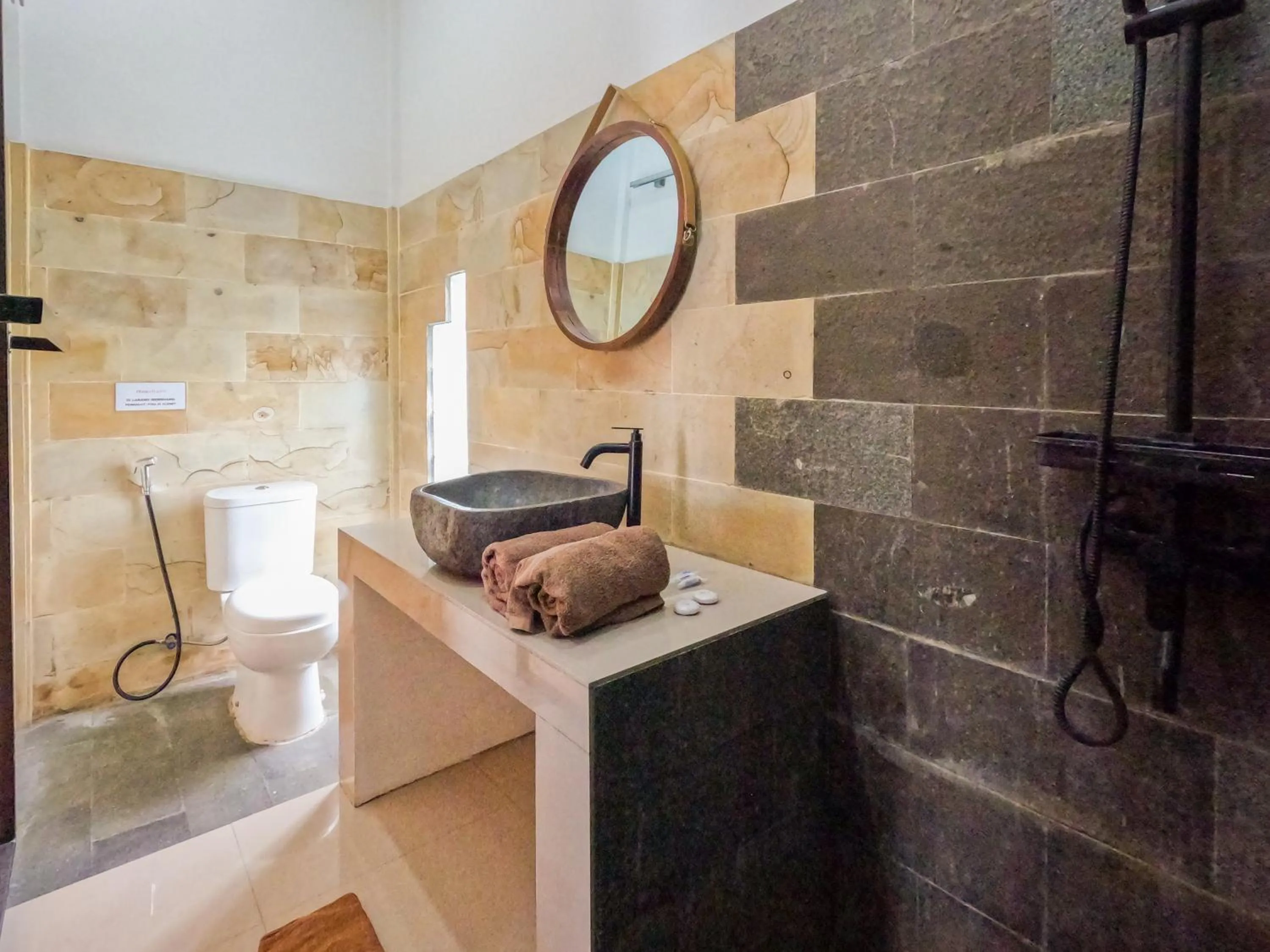 Toilet in Zavana rooms & Restaurant