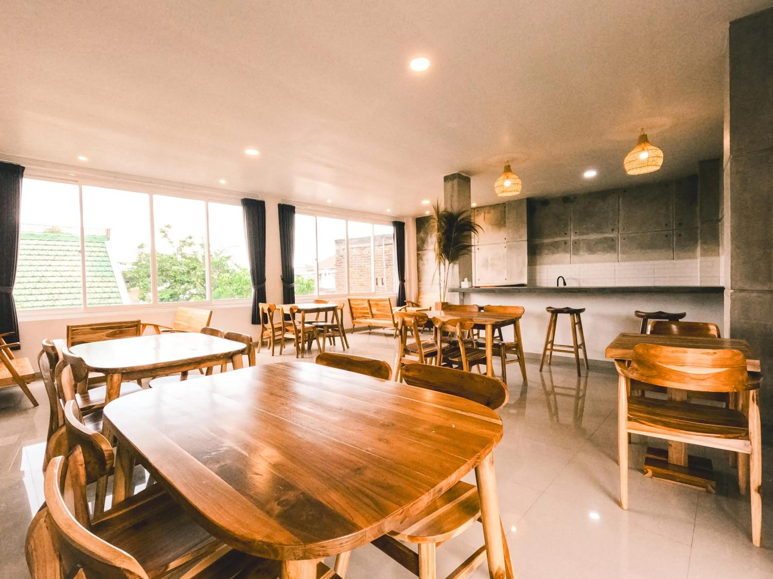 Restaurant/places to eat in Zavana rooms & Restaurant