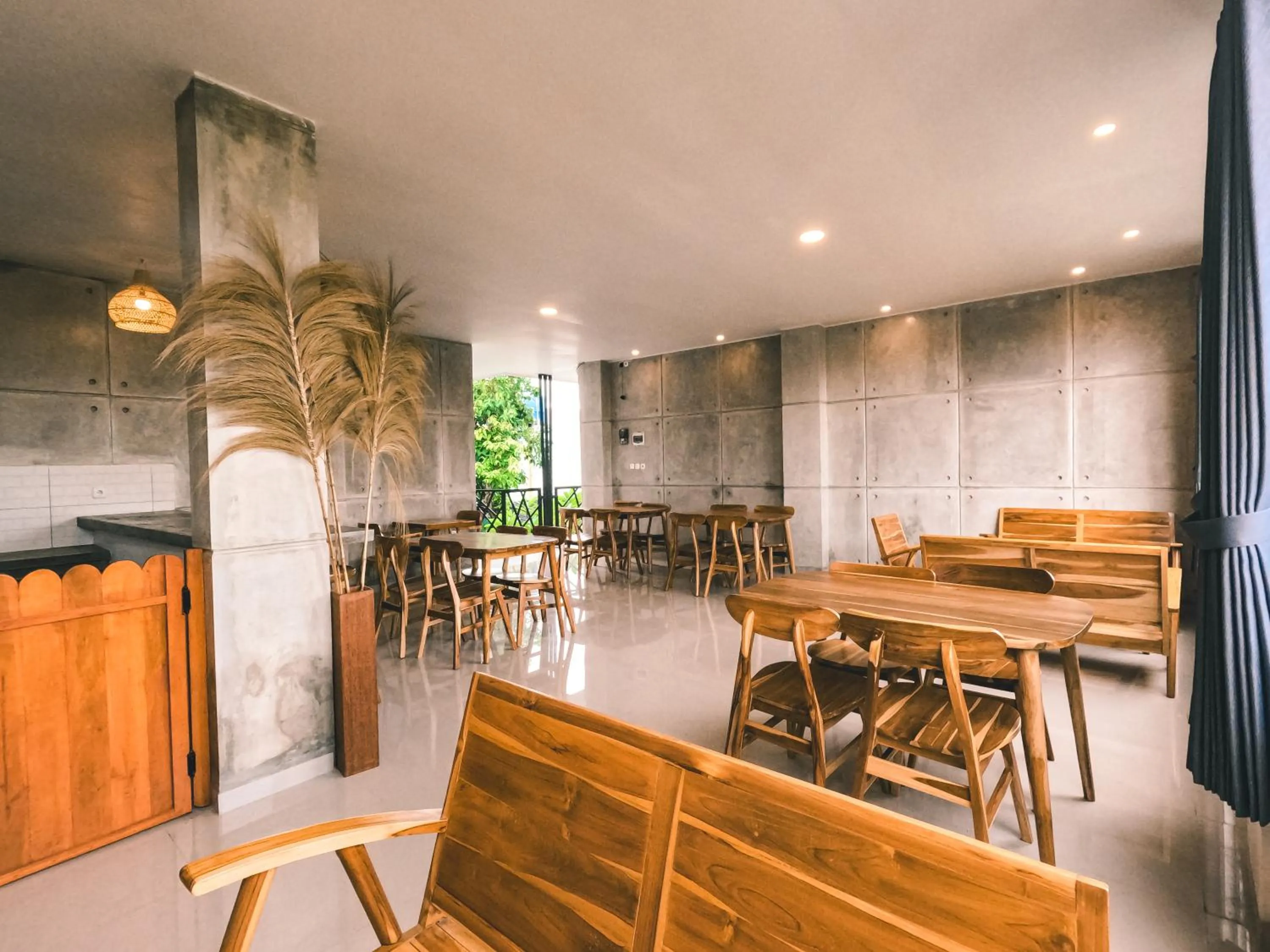 Restaurant/places to eat in Zavana rooms & Restaurant