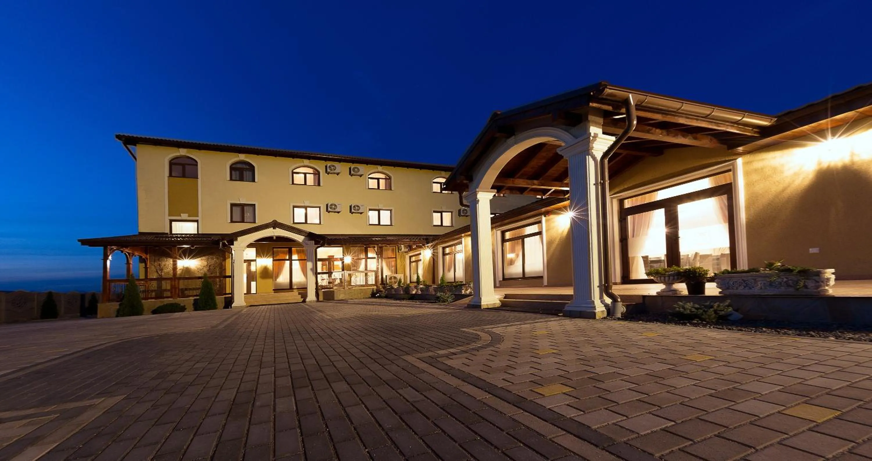 Facade/entrance in Pensiunea Select