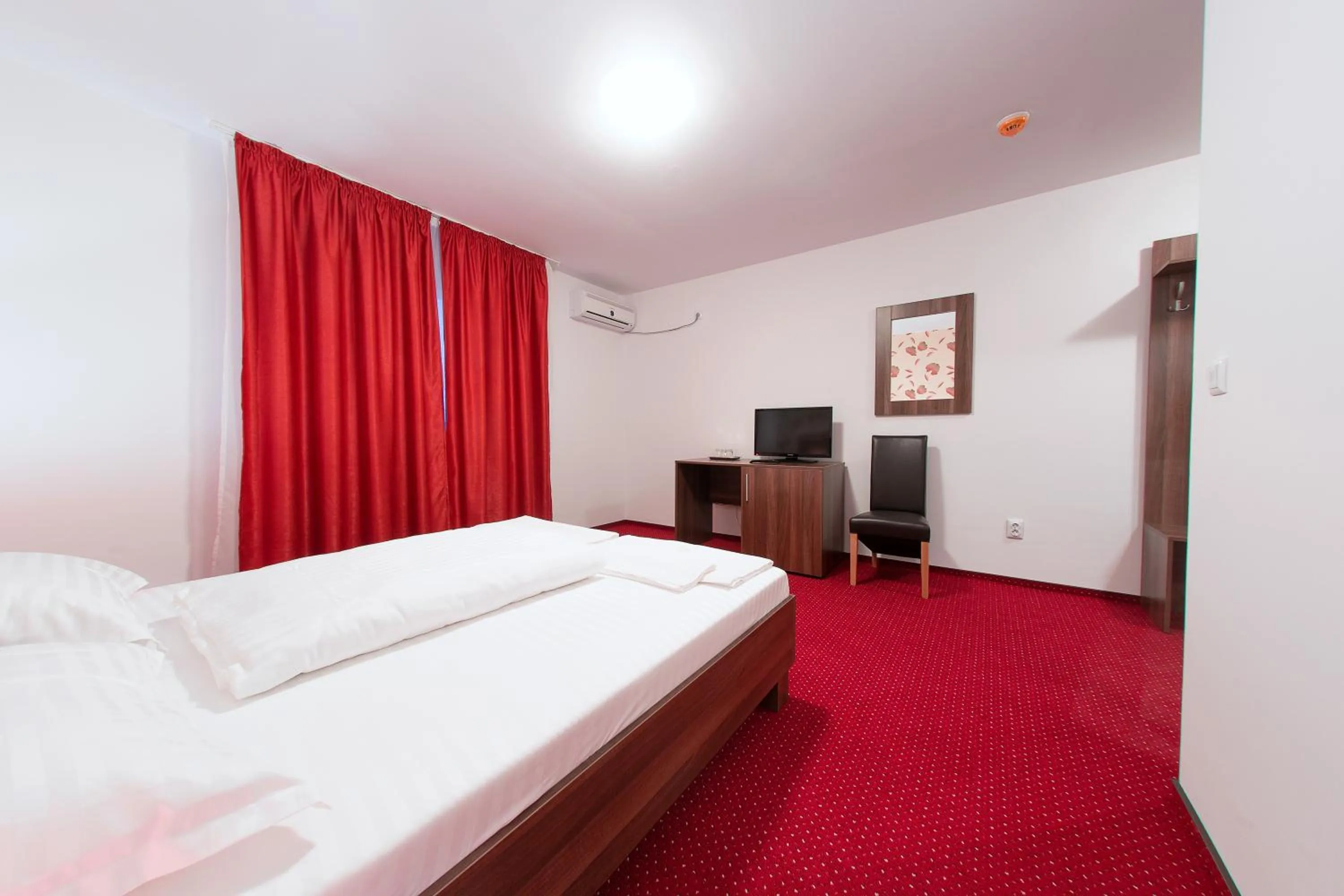 Bed in Pensiunea Select