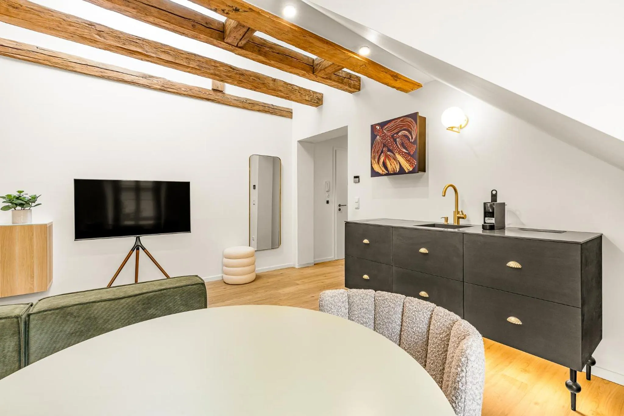 TV and multimedia in kalm stay - a design Aparthotel