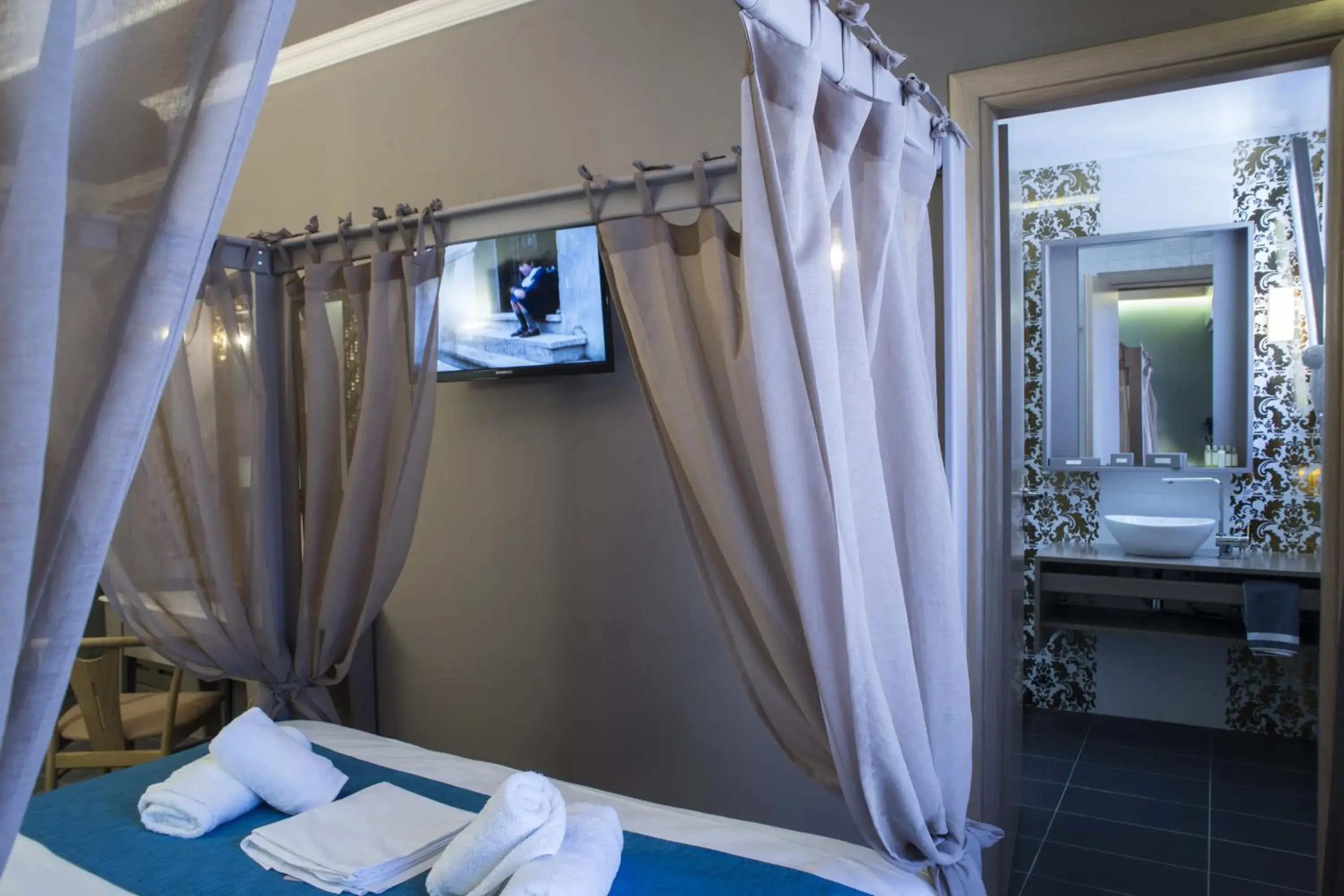 Shower, Bed in Elia Potie Shower, Bed in Elia Potie