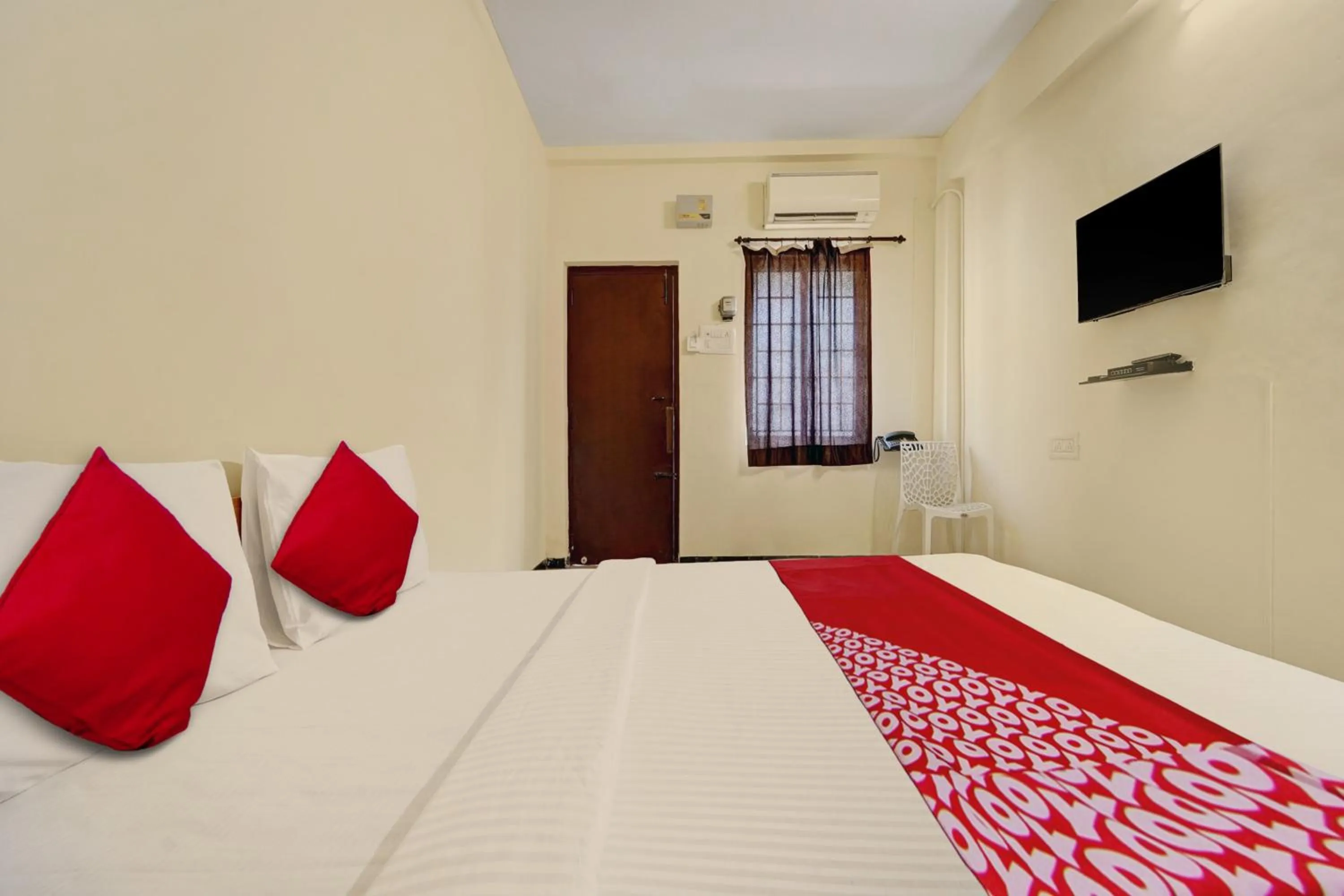 Bedroom, Bed in Hotel O Trident Inn