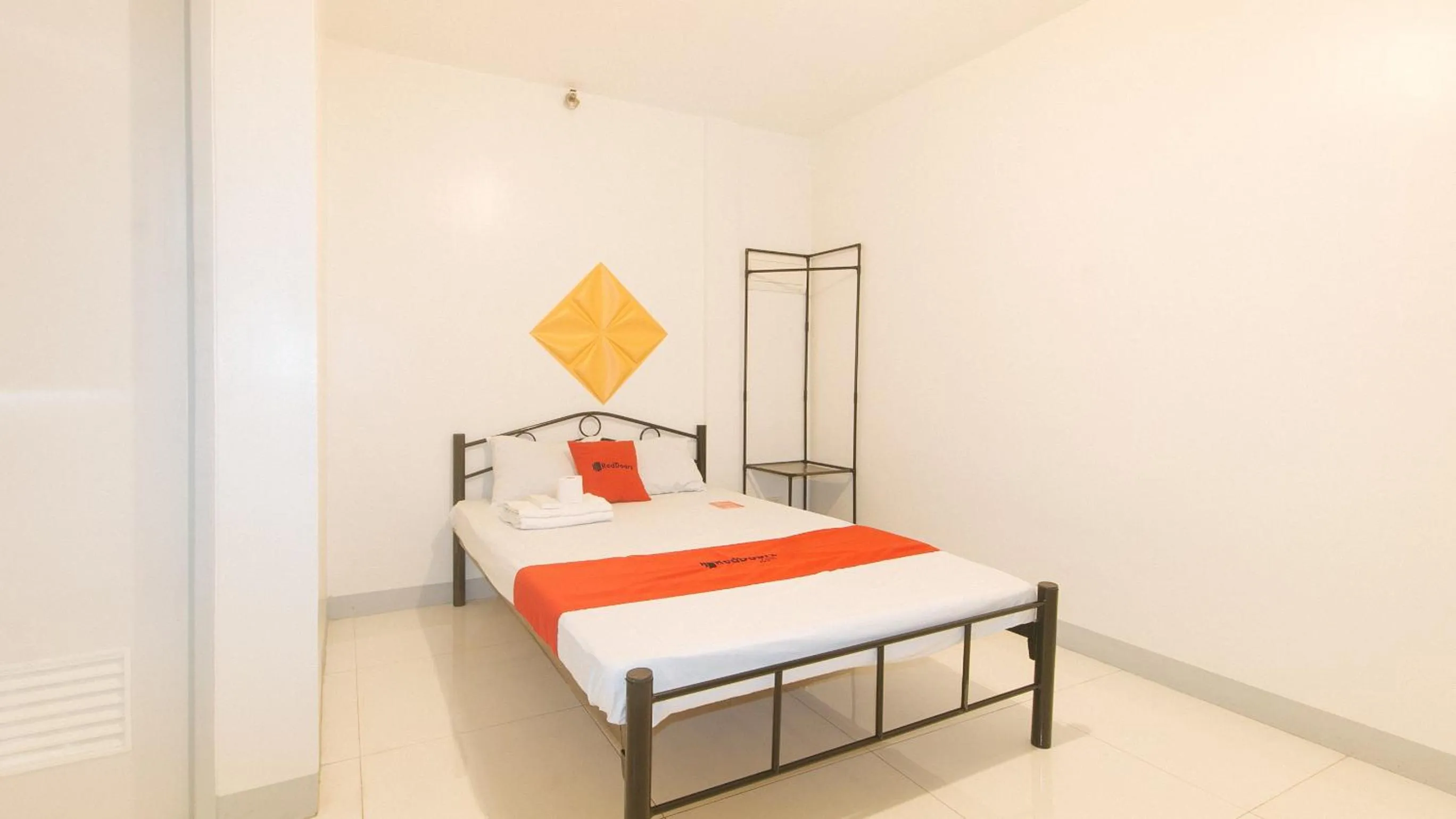 Bed in RedDoorz @ The Vjour Hotel Makati