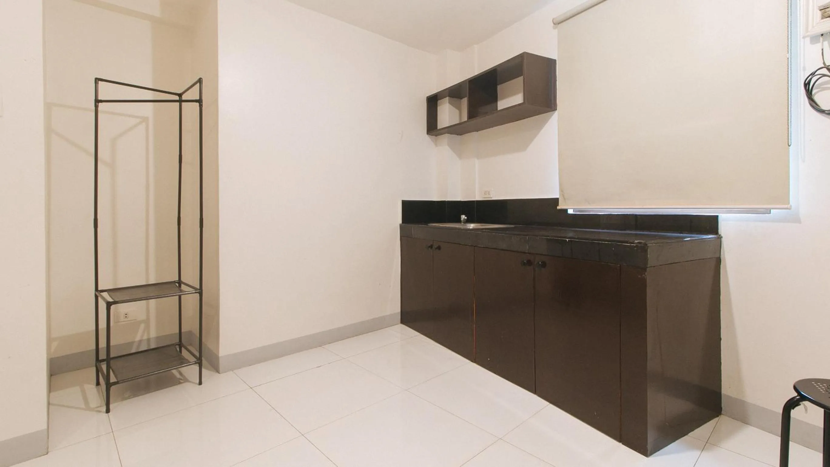 Seating area in RedDoorz @ The Vjour Hotel Makati