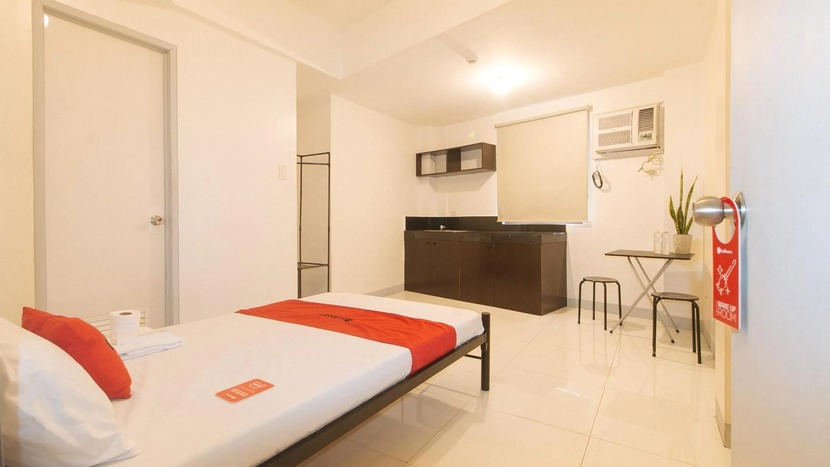 Bedroom, Bed in RedDoorz @ The Vjour Hotel Makati